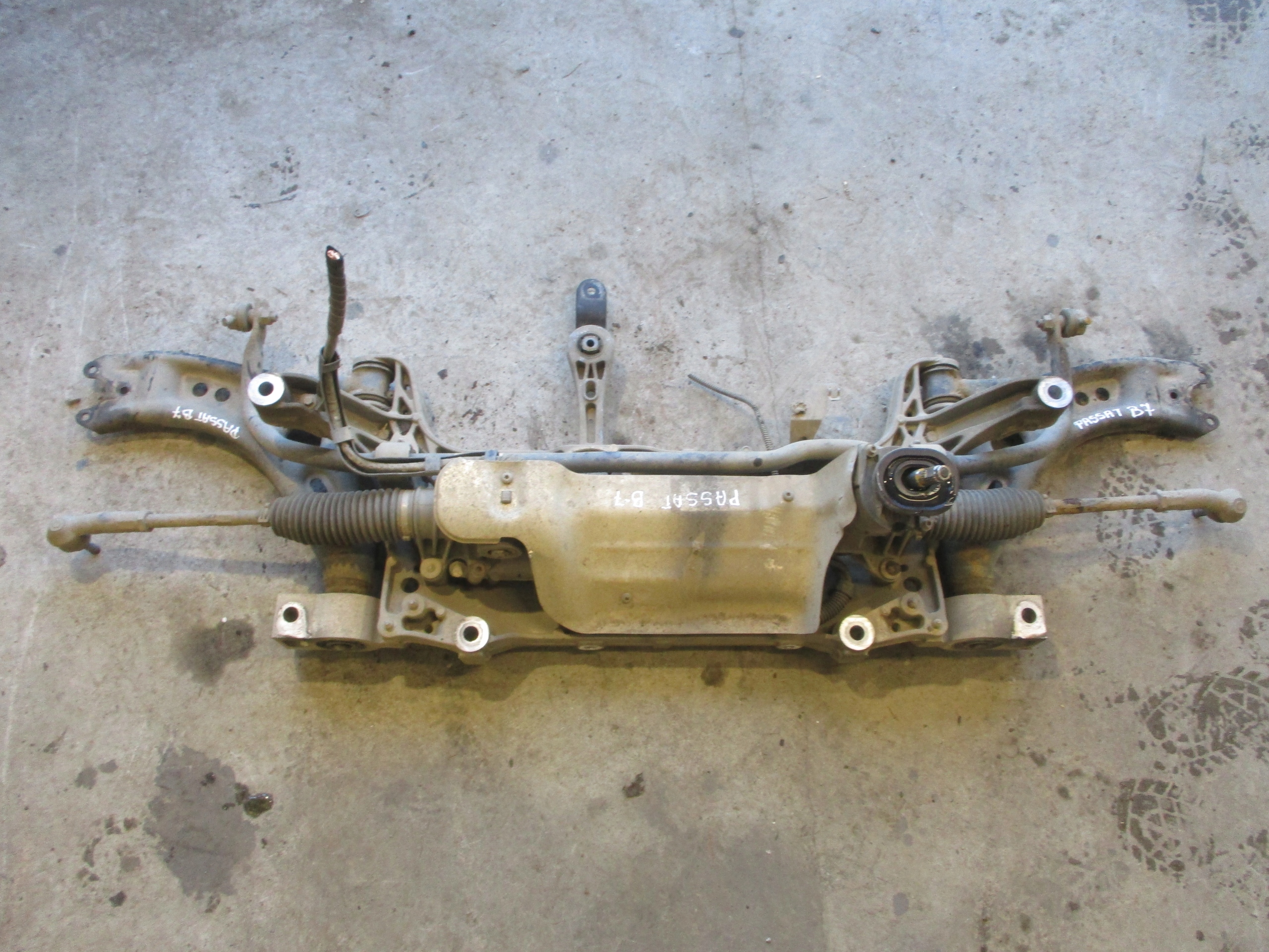 BELKA ZAWIESZENIA SANKI TRAWERS PRZÓD VW PASSAT B7 1.6 TDI