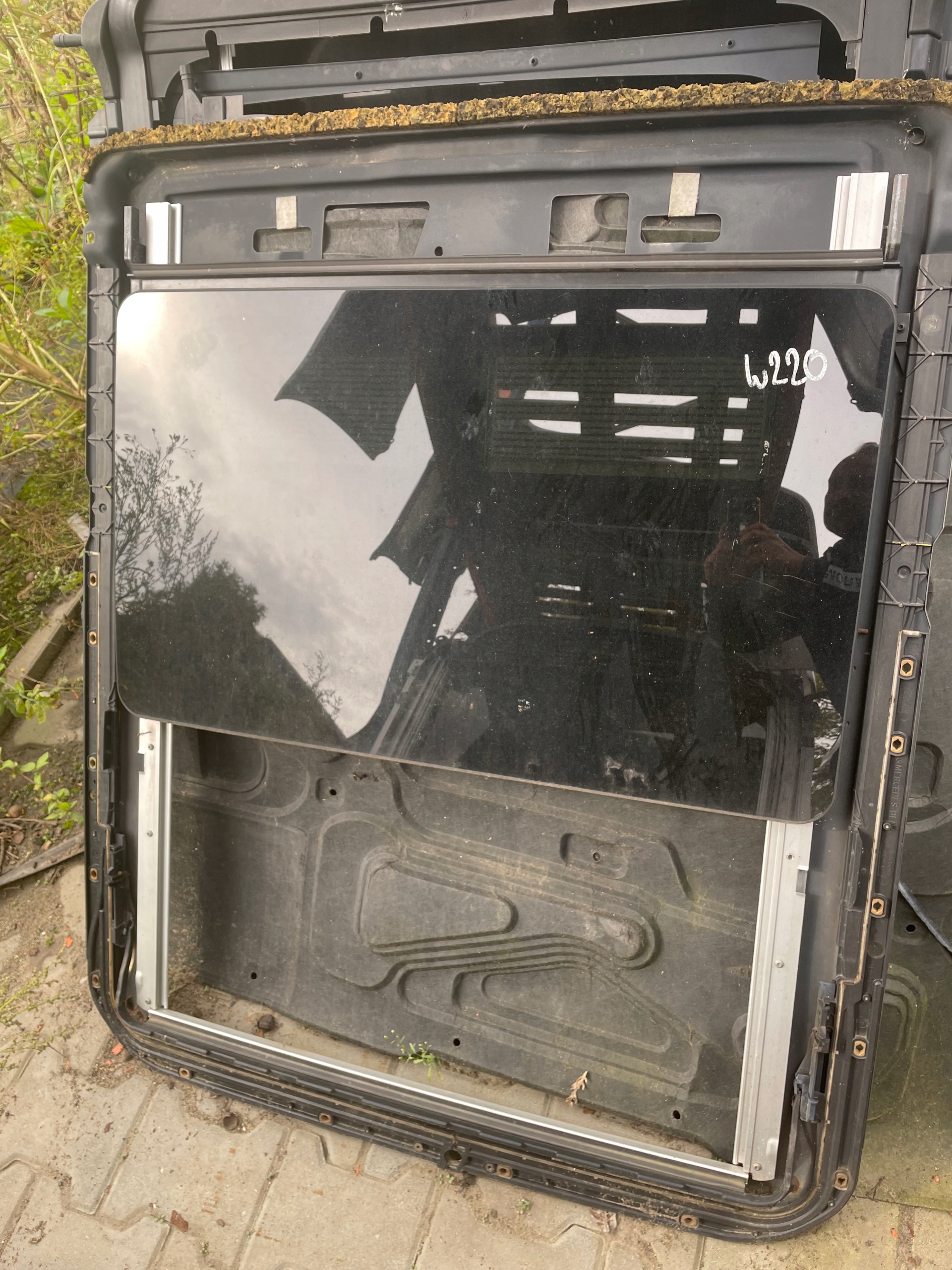 MERCEDES W220 закриває люк