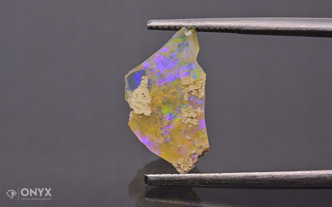 Opal z Etiopie hrudka 15x9 mm