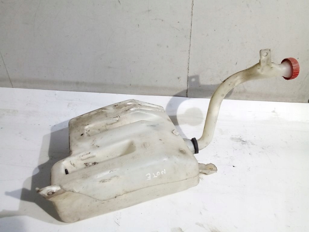 Nissan Note und Behälter Spritzdüse