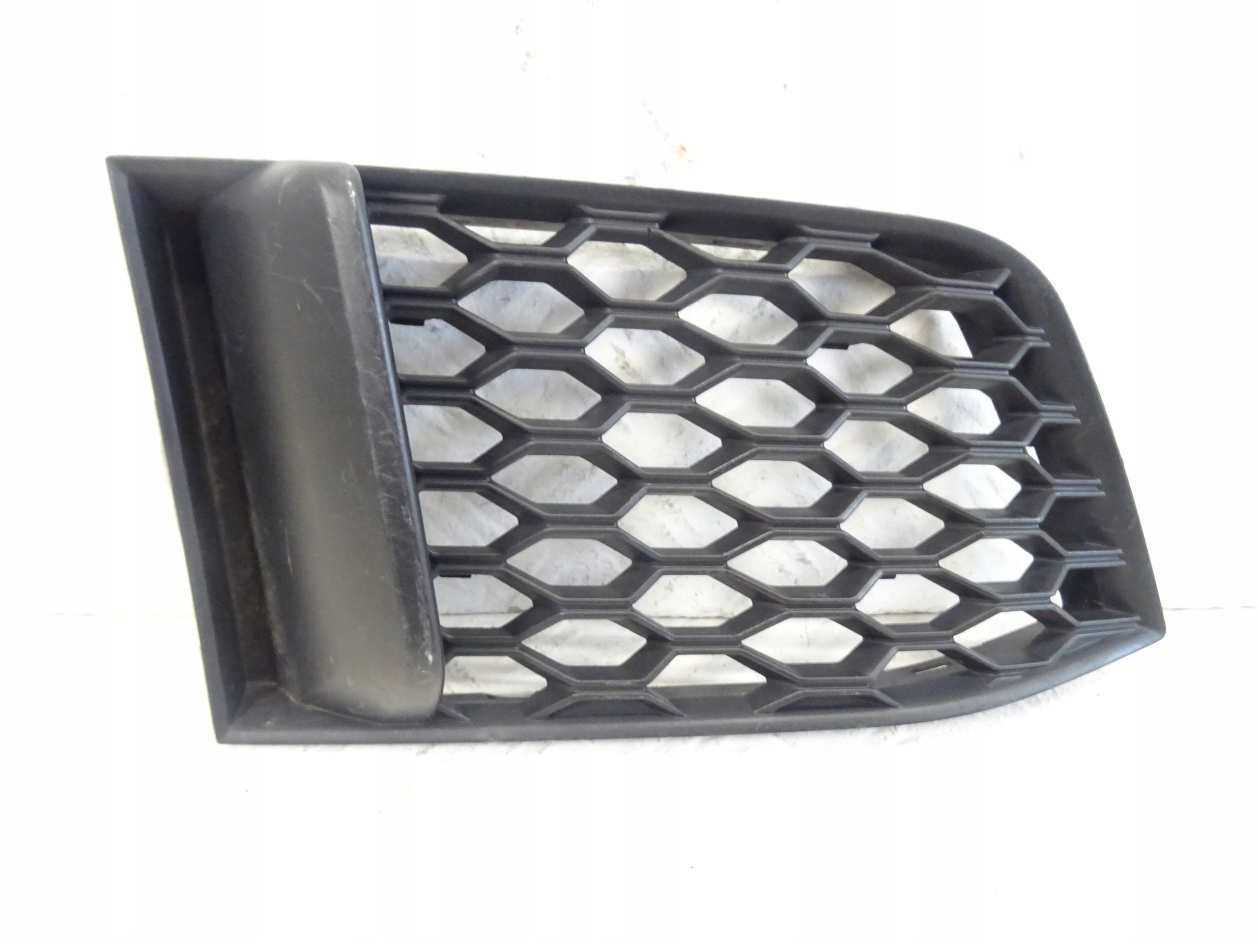 grid of a bumper front front right AUDI TT 8S0 8S0807682