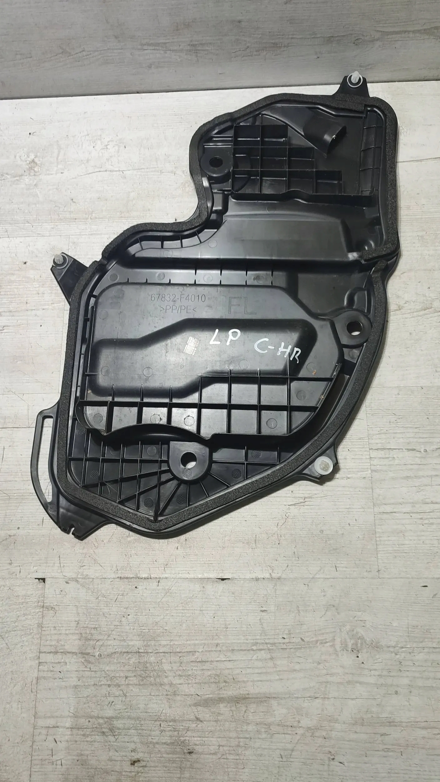 Toyota C-HR and 1.2 19r front side left side door soundproofing