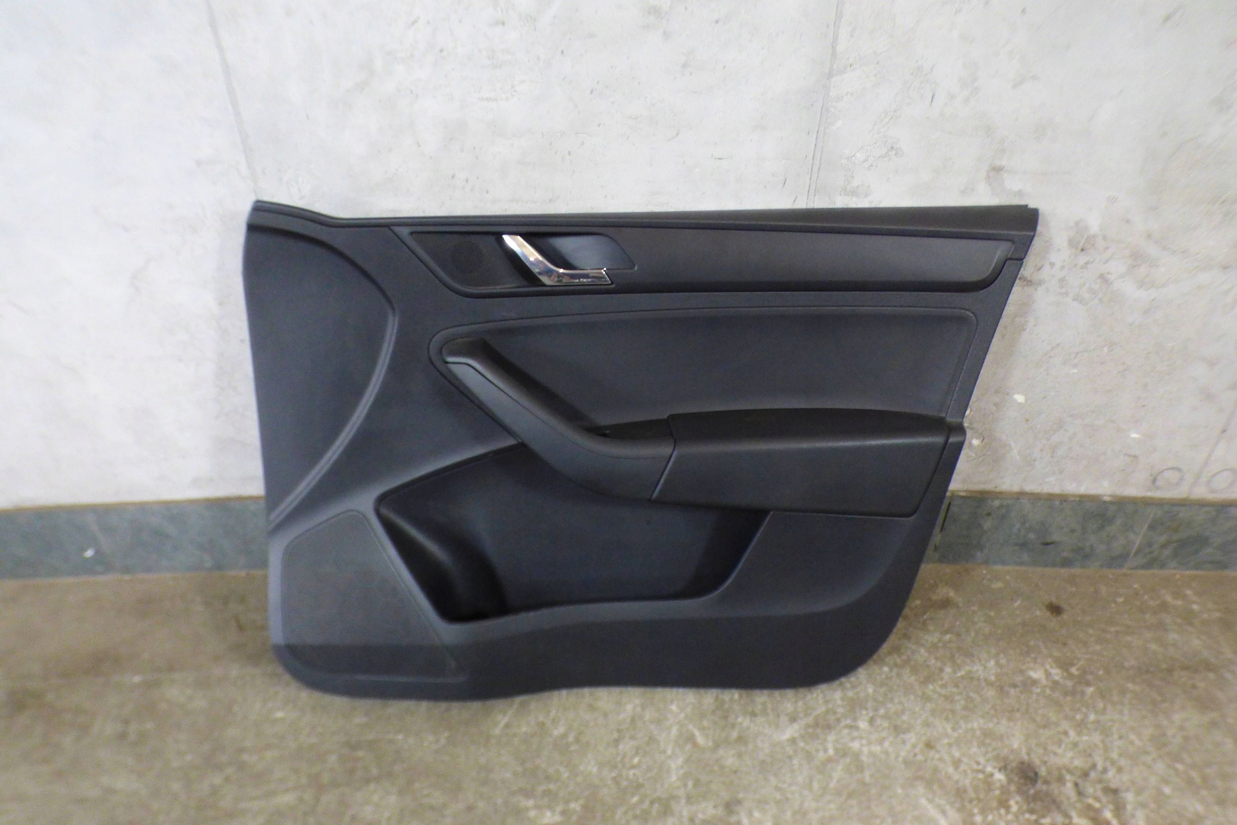 Skoda Rapid upholstery side door right 5JB867014C st.BDB EUROPA