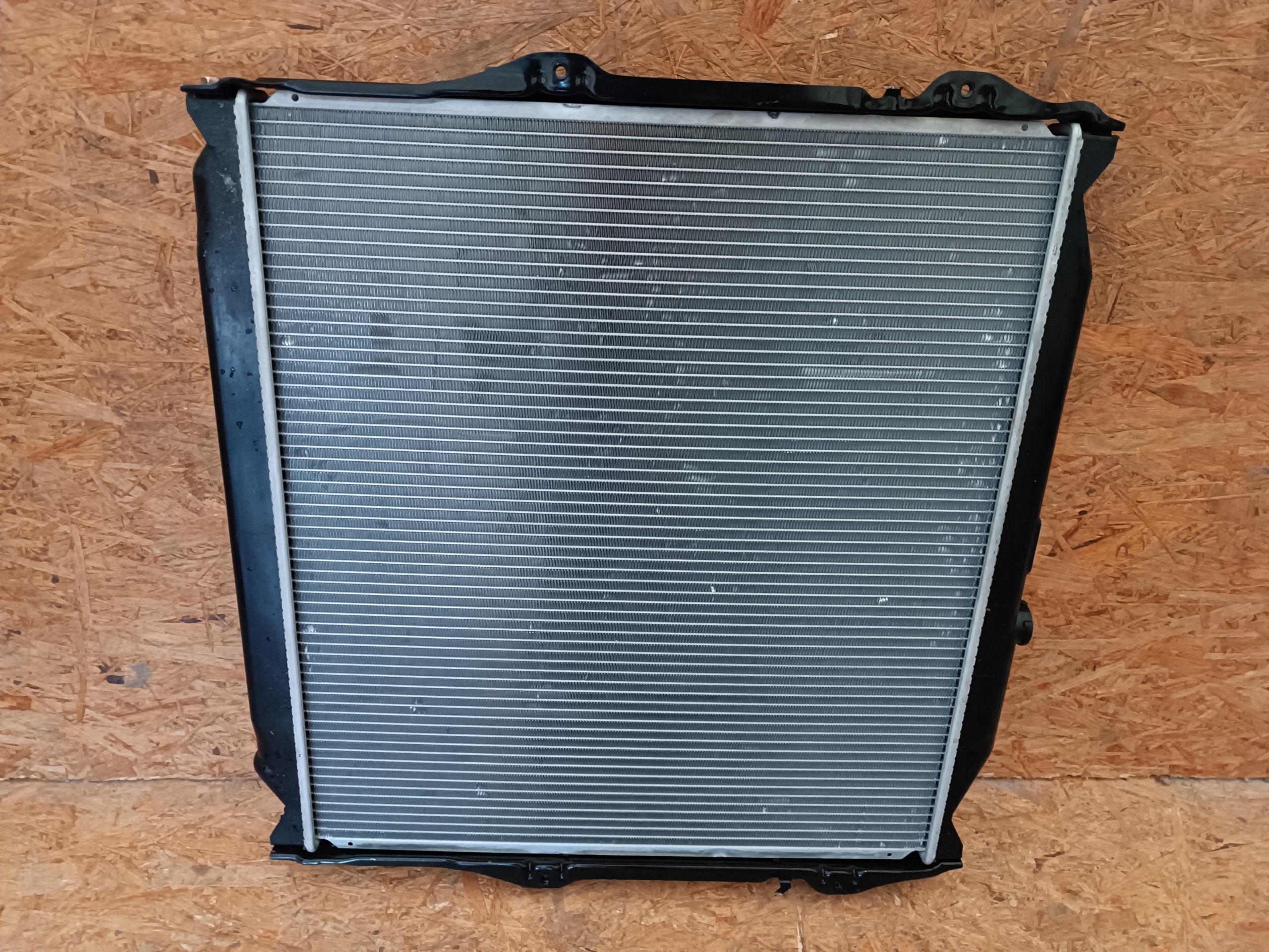 CHŁODNICA WODY TOYOTA LAND CRUISER J90 3.4i V6 96- 16400-75180 Numer katalogowy oryginału 16400-75180