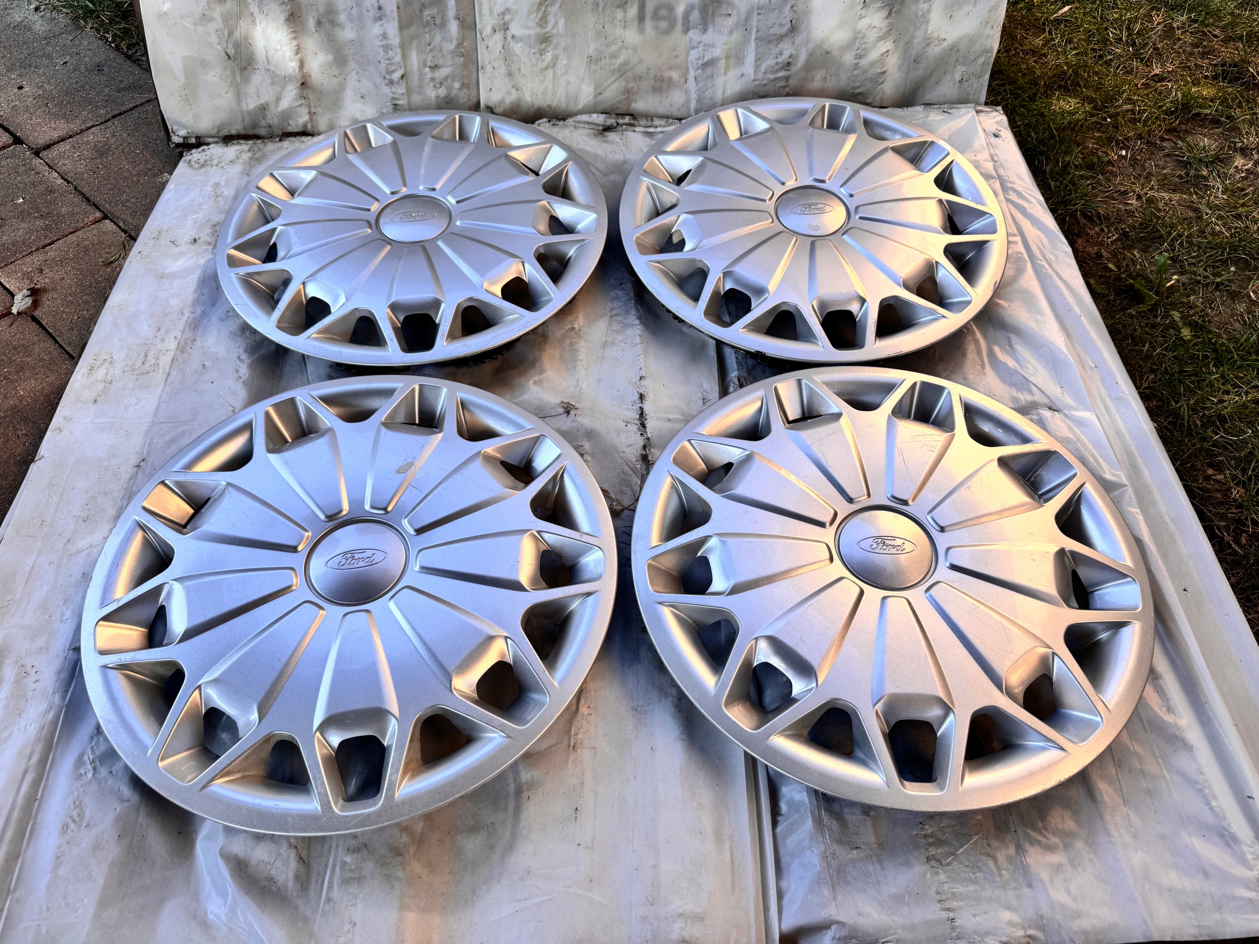 Kołpaki 15 Ford Transit 552 Numer katalogowy producenta 1763876_BK21-1130-AA