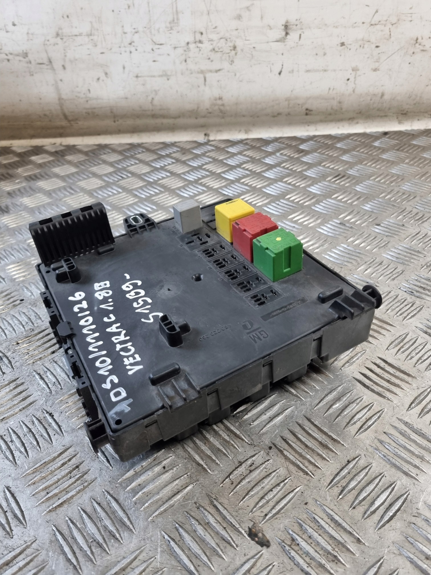 fuse box OPEL VECTRA C 1.8B
