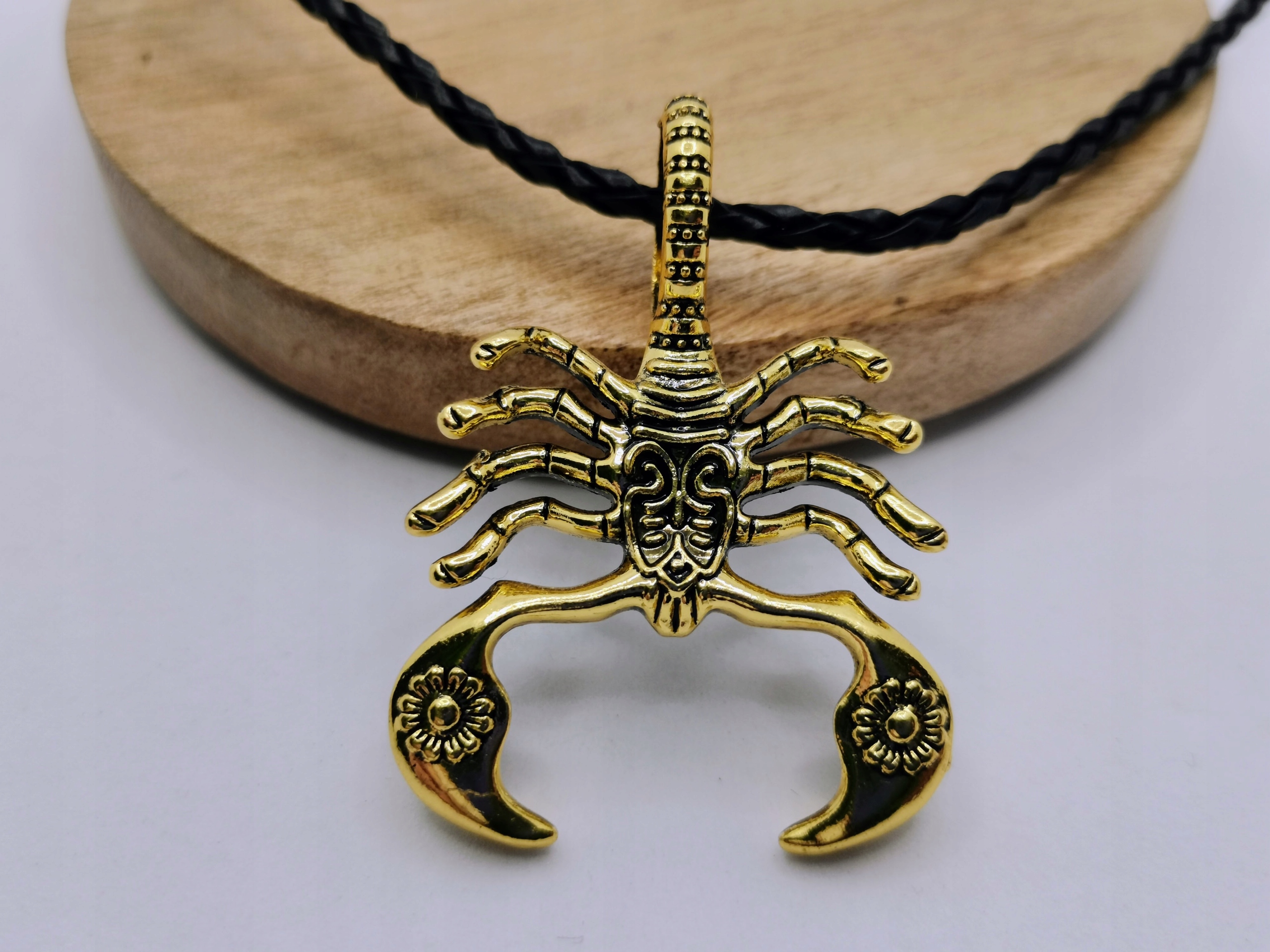 Wisiorek rzemyk skorpion kolor złoty