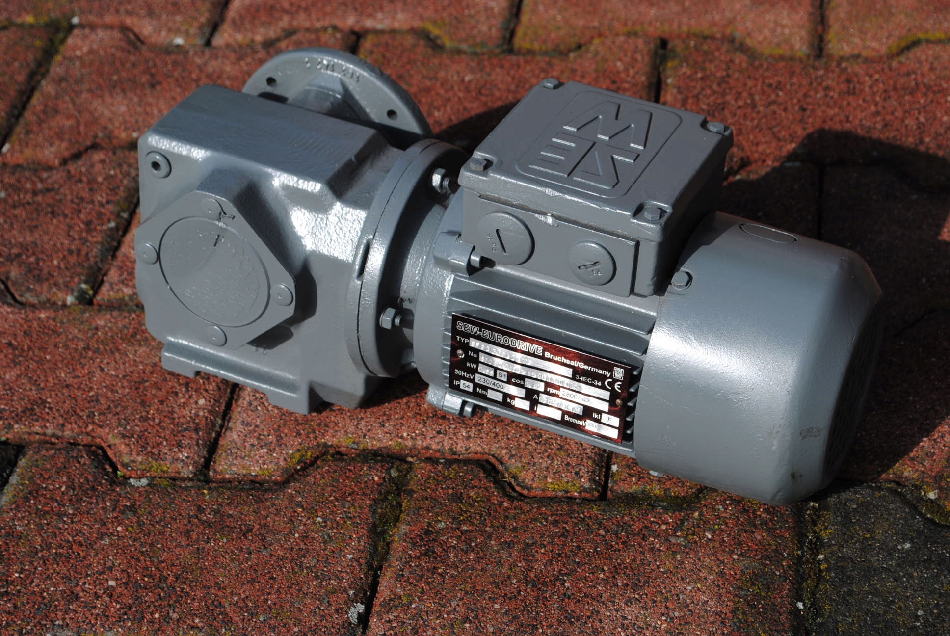 Motoreduktor kątowy 0.37kw 62obr. z hamulcem. SEW Kod producenta 3455133513