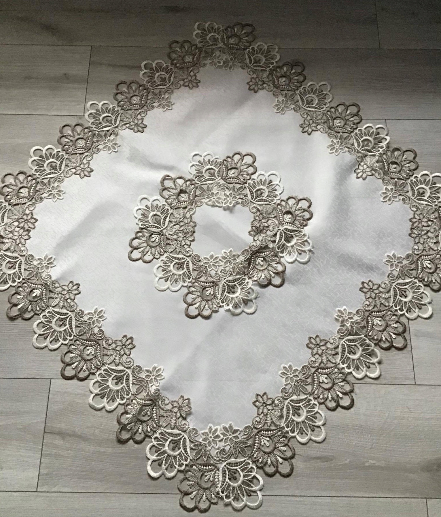 

Serwety Jasne Ekri Obszyte Beżową Gipiurą 85x85cm