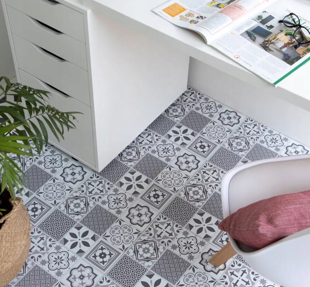 SAMOPRZYLEPNE PŁYTKI PODŁOGOWE PANELE SZARE MOZAIKA PATCHWORK PCV Kod producenta 274-5061