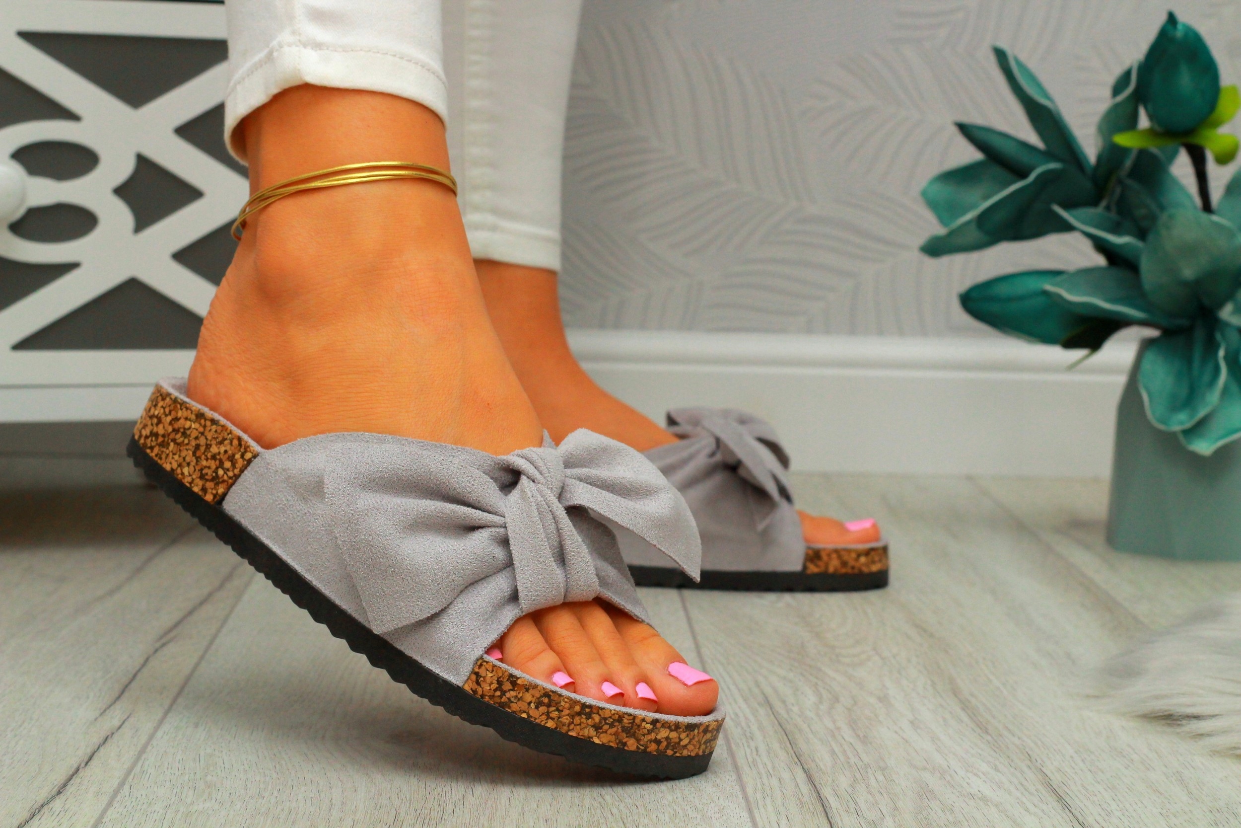 KLAPKI DAMSKIE Z KOKARDĄ SZARE PROFILOWANE Długość wkładki 24.5 cm