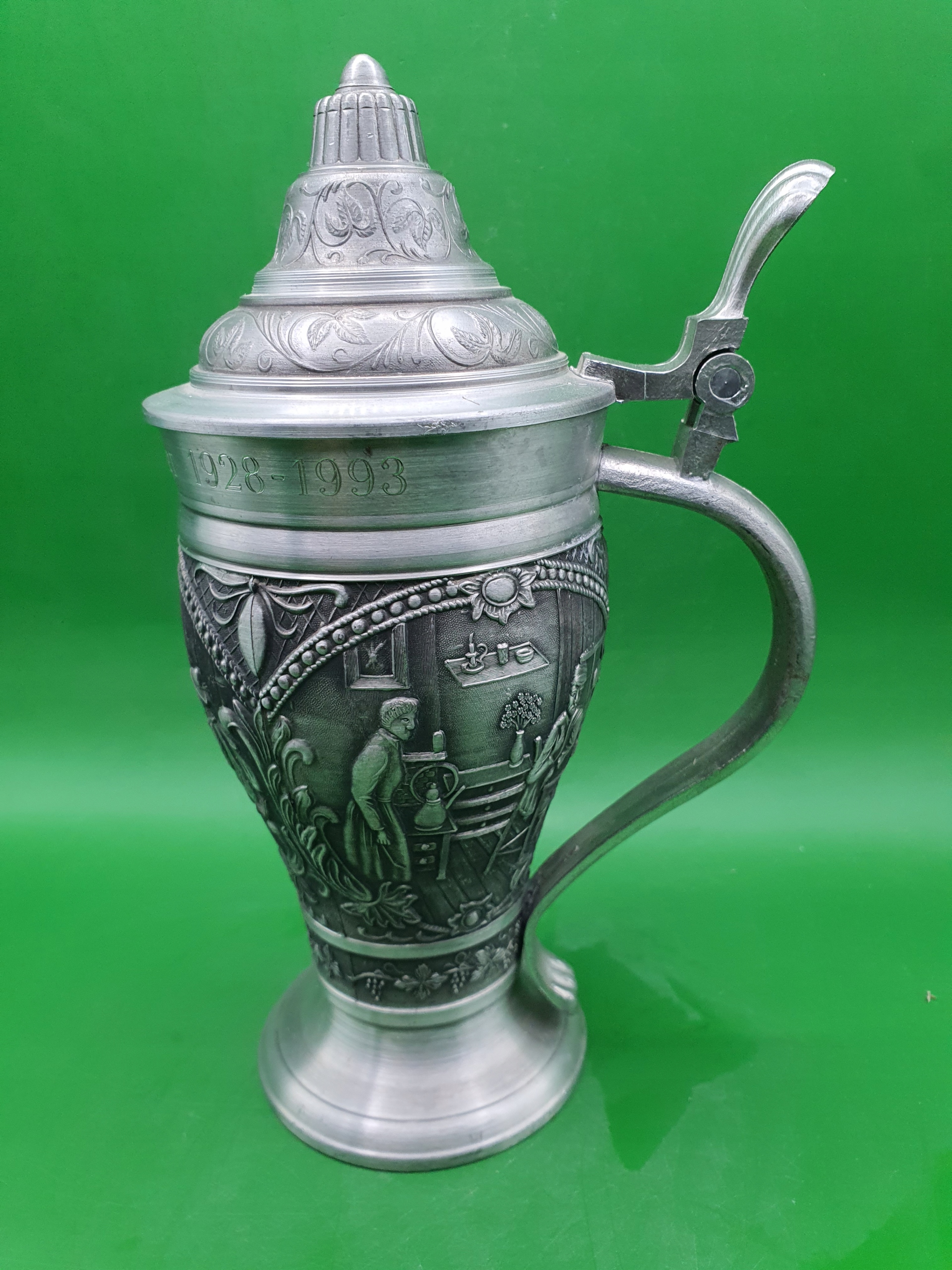 Cynowy reliefowany kufel