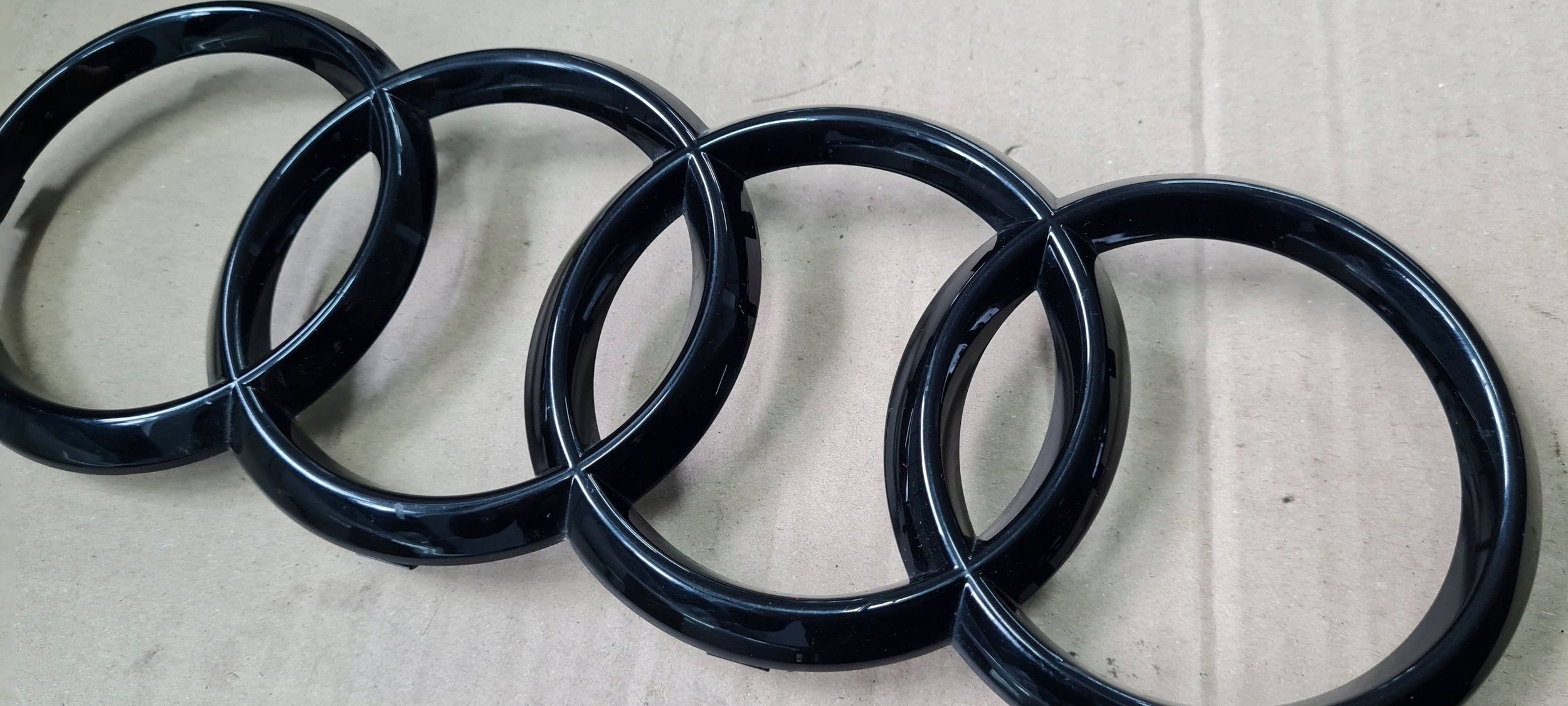 Q3 83A EMBLEMAT Logo CHROM GRILLA EMBLEMAT nero 4KE853605 A4 A5 A6
