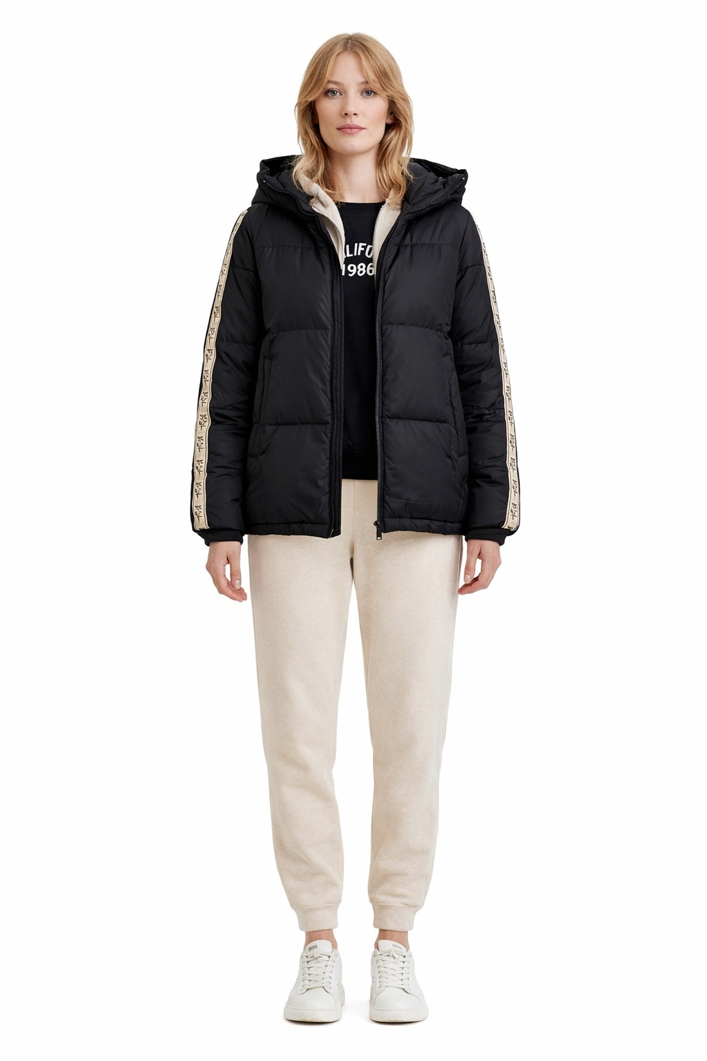 Guess Černá Bunda S S Kapucí A Vzorem Na Rukávech, Velikost XL I3B