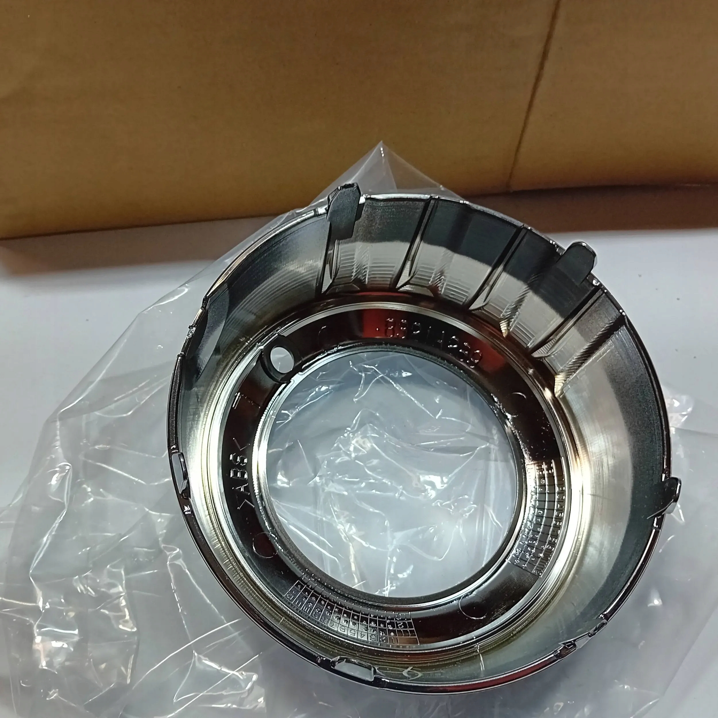 MITSUBISHI OUTLANDER II 09-12 RAMKA KRATKA HALOGENU LEWA NOWA OEM Strona zabudowy przód