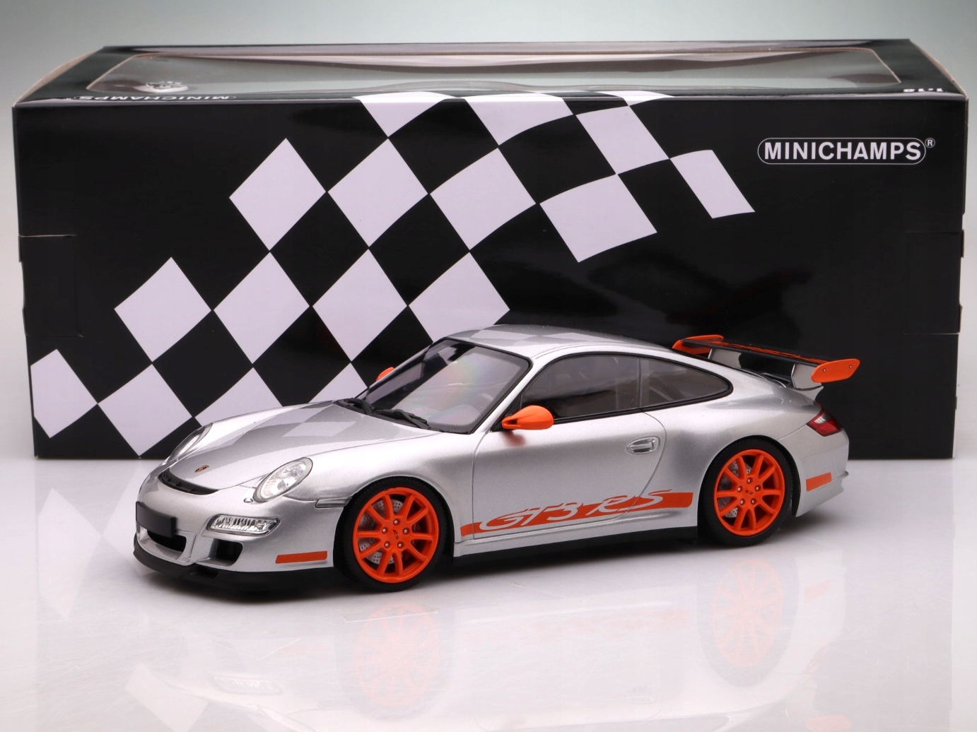 Porsche 911 GT3 Rs 2007, stříbrné Minichamps 1:18