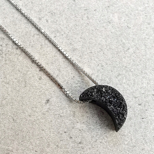 Náhrdelník s černým půlměsícem