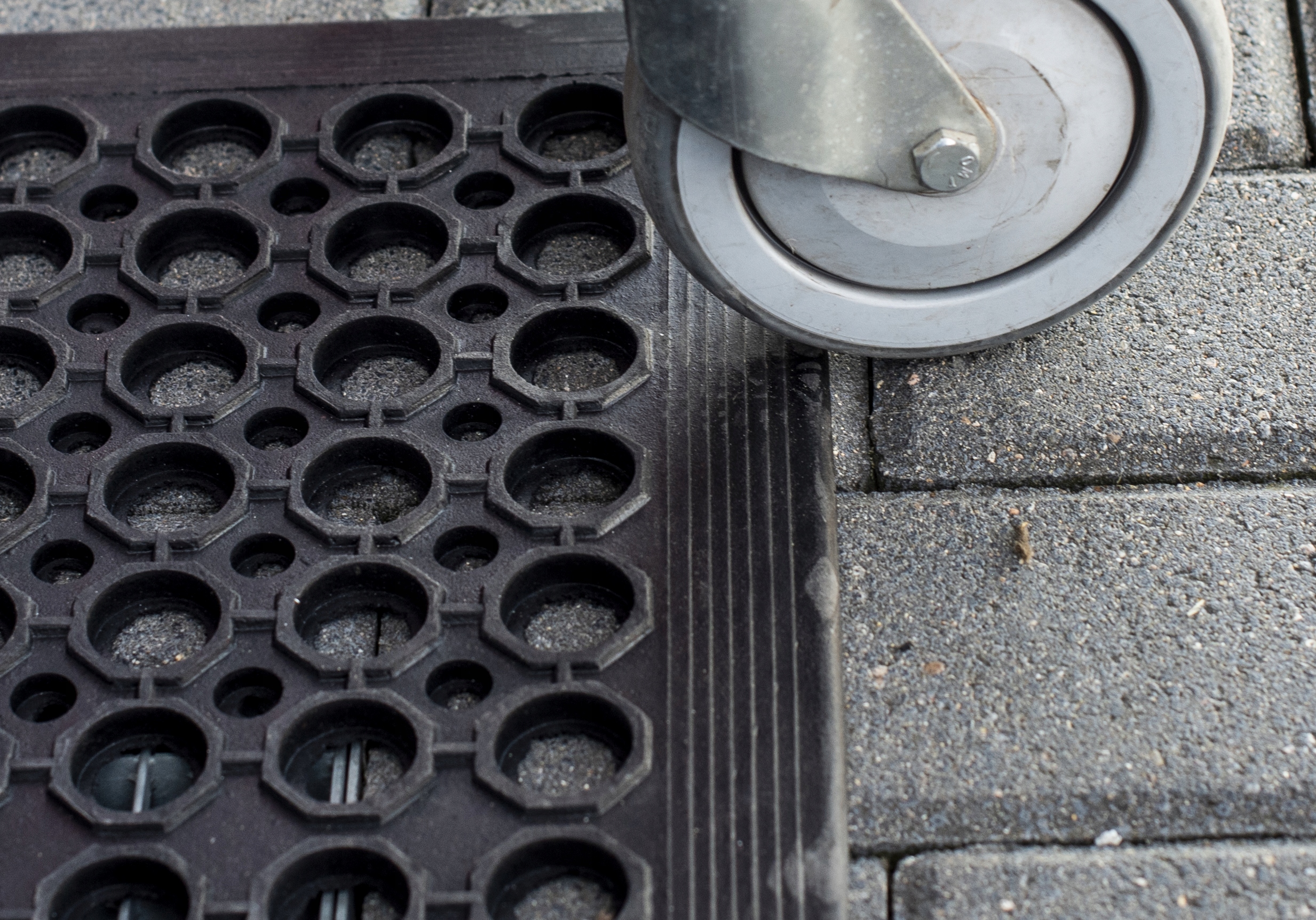 WYCIERACZKA POD DRZWI ZEWNĘTRZNA WEJŚCIOWA Z NAJAZDEM GUMOWA AŻUROWA 60X90 Rodzaj gotowa