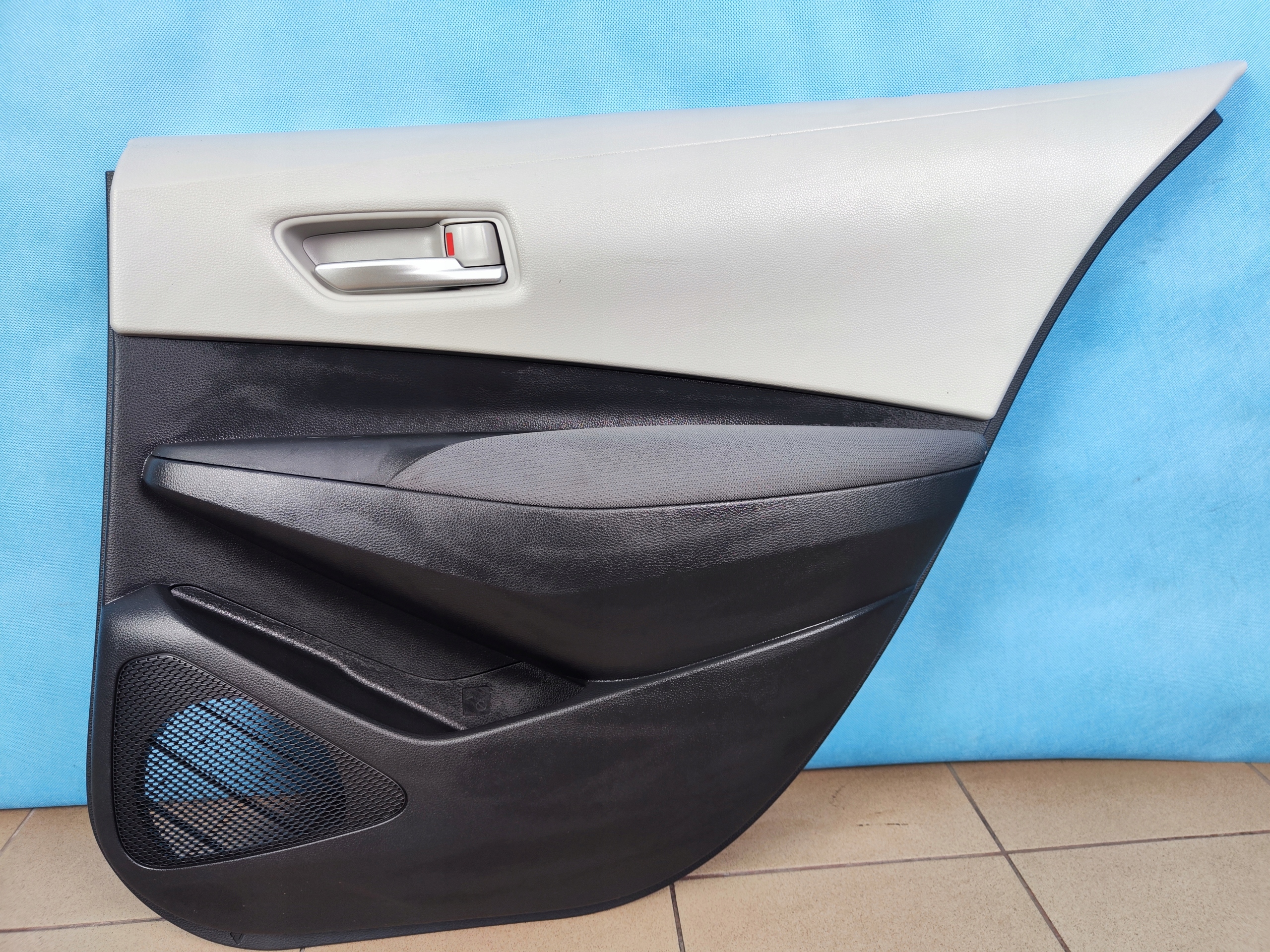 TOYOTA COROLLA E21 дверные карты задний правый 67613-X1709