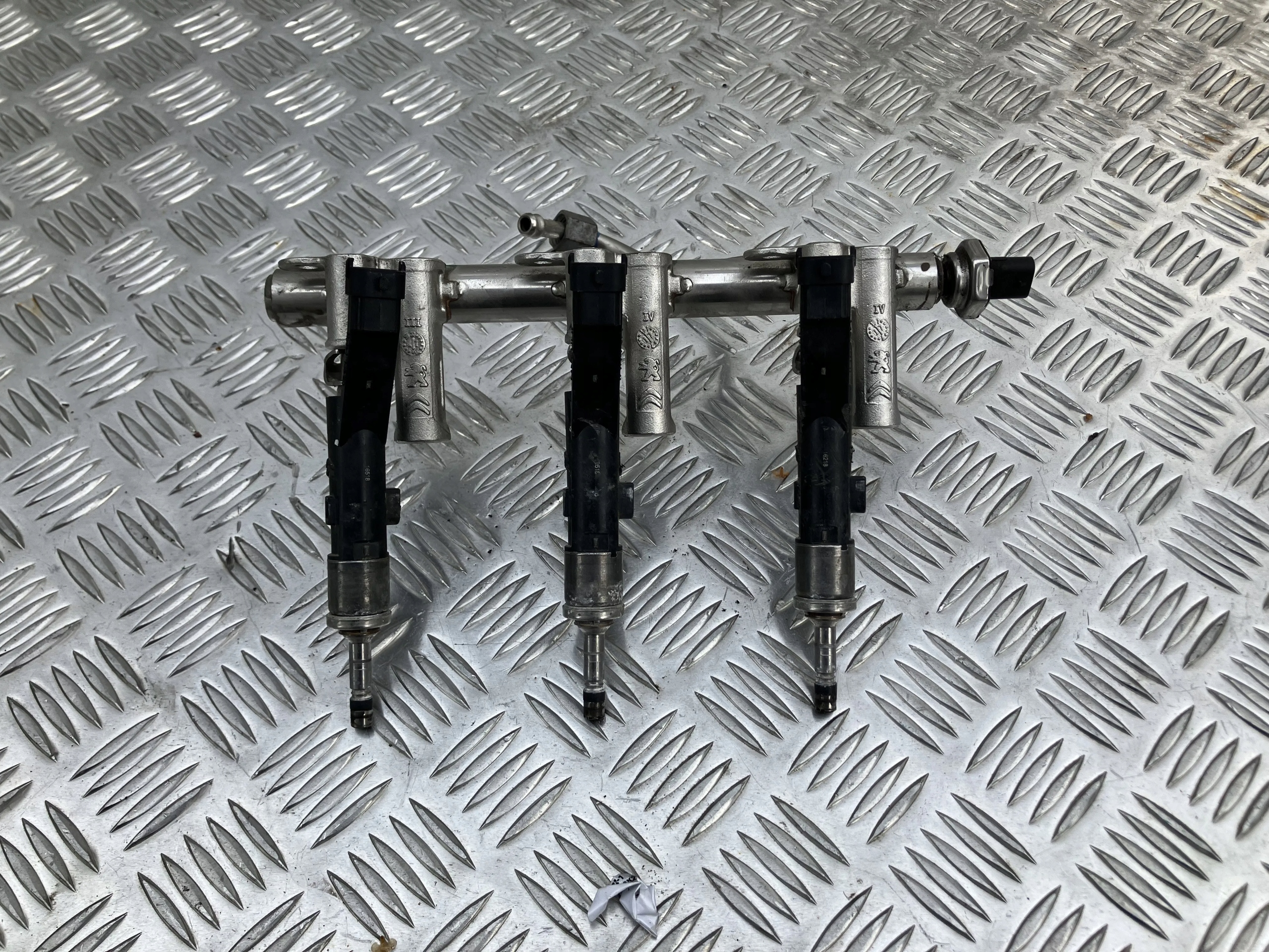 LISTWA WTRYSKOWA WTRYSKI CROSSLAND X 17- 1.2 THP