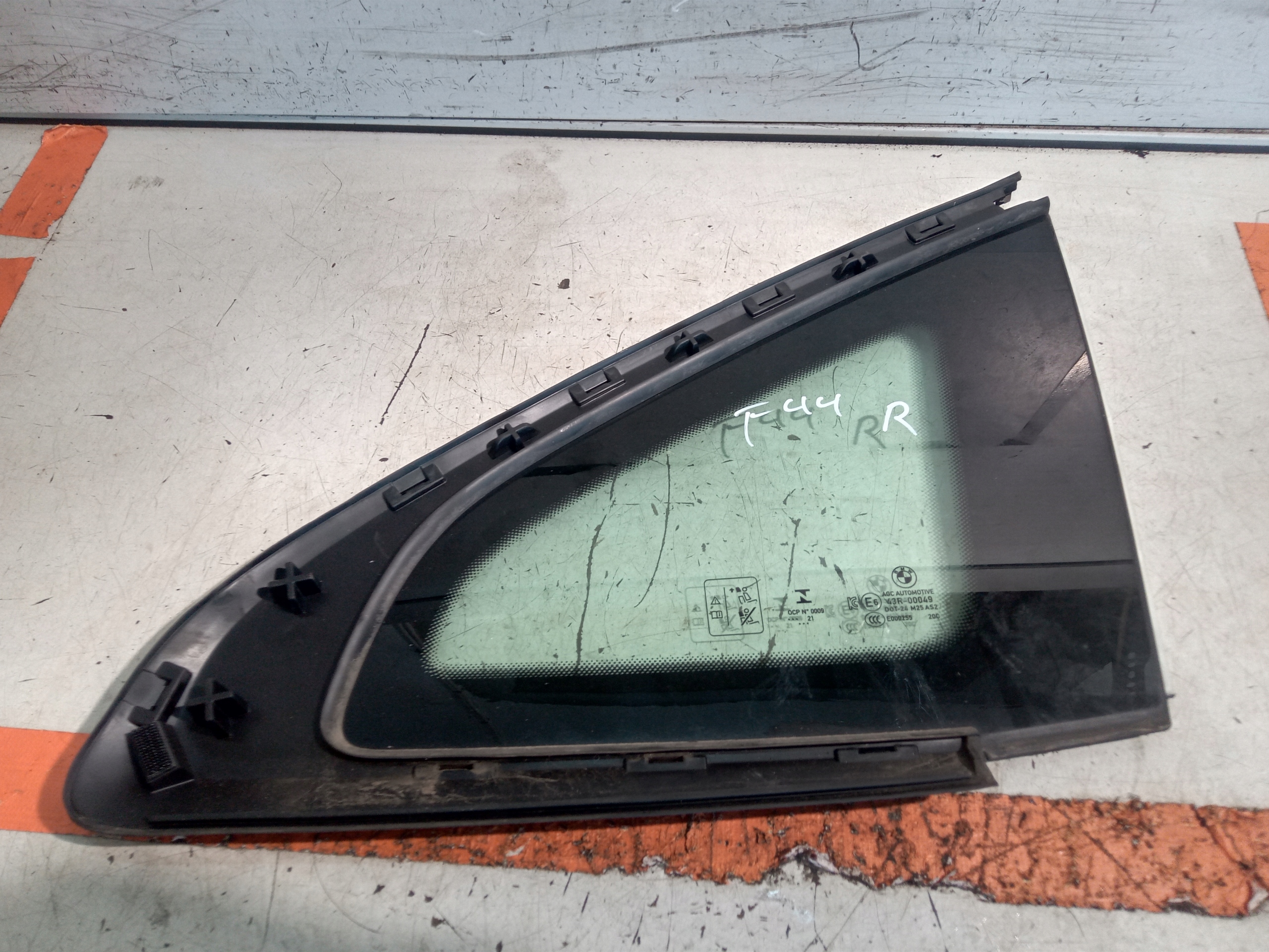 BMW 2 F44 кузовное стекло заднее правое зд