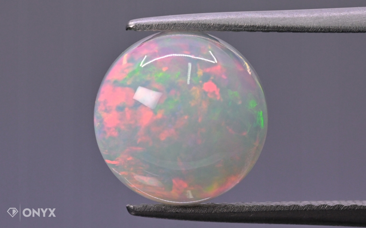 Opál z Etiopie kabošon kulatý o průměru 10 mm
