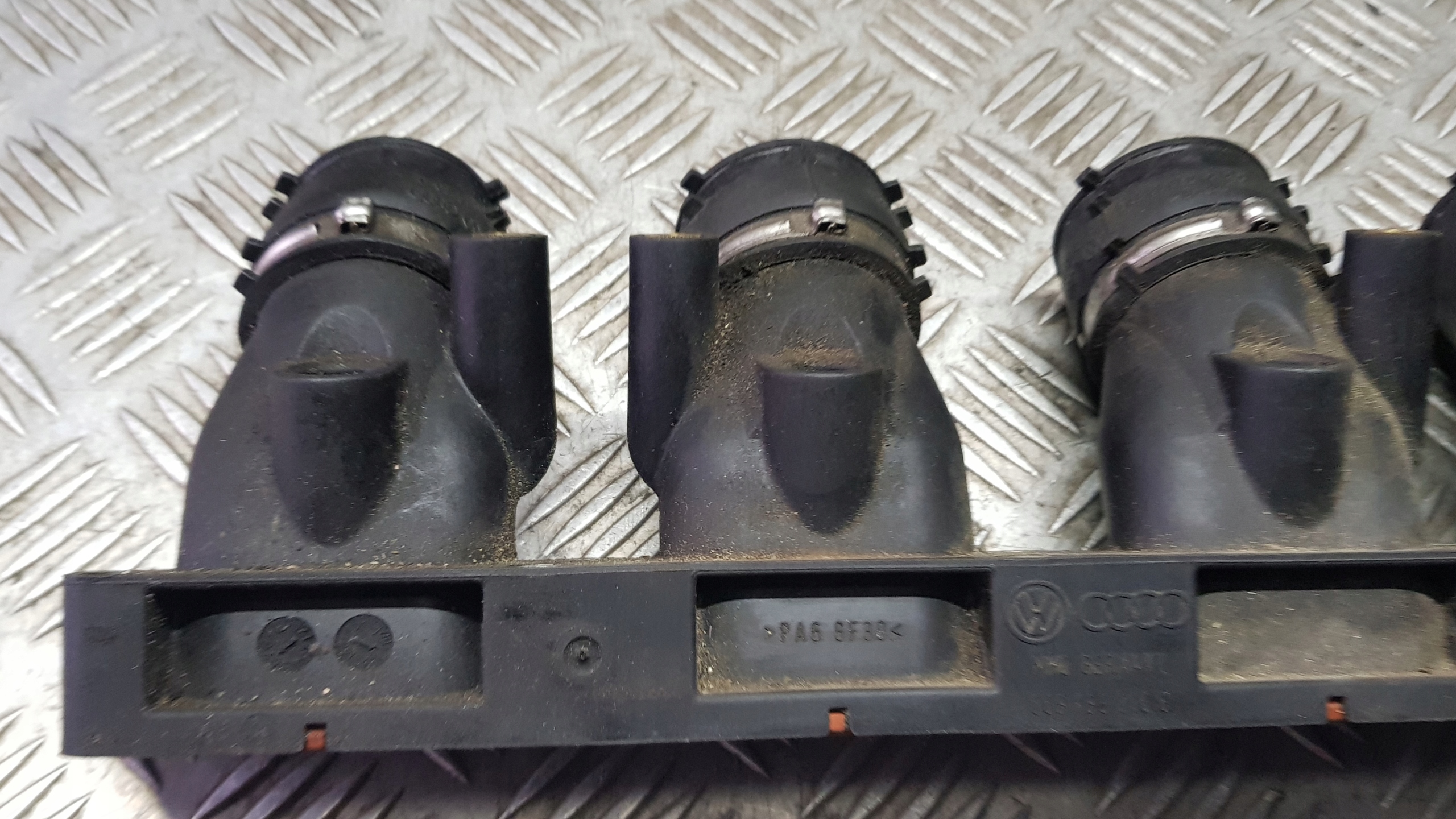 AUDI A4 B6 B7 2.0 B ALT intake manifold 06B133216G