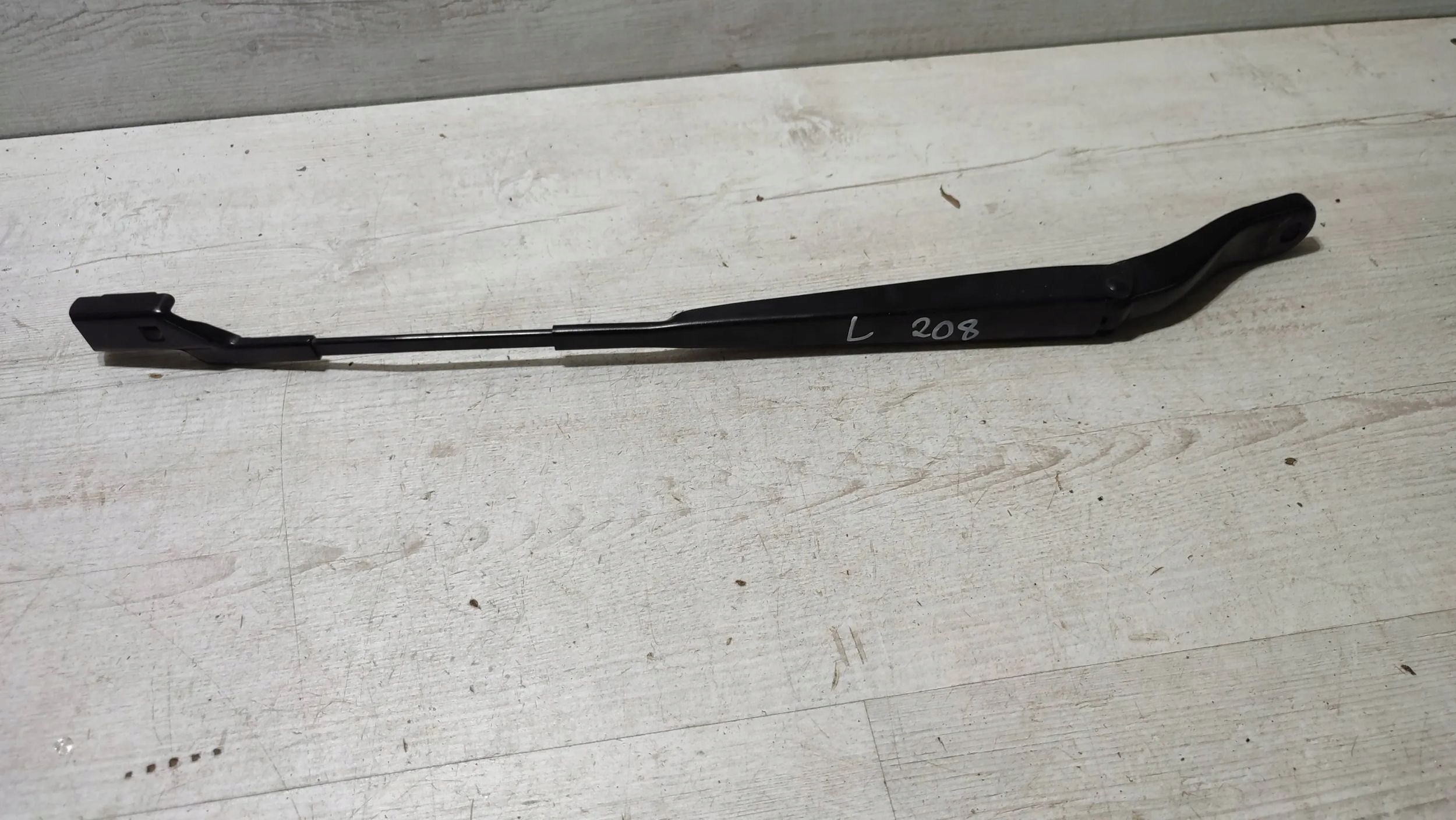 Peugeot 208 II 23r 1.2 front side left wiper arm