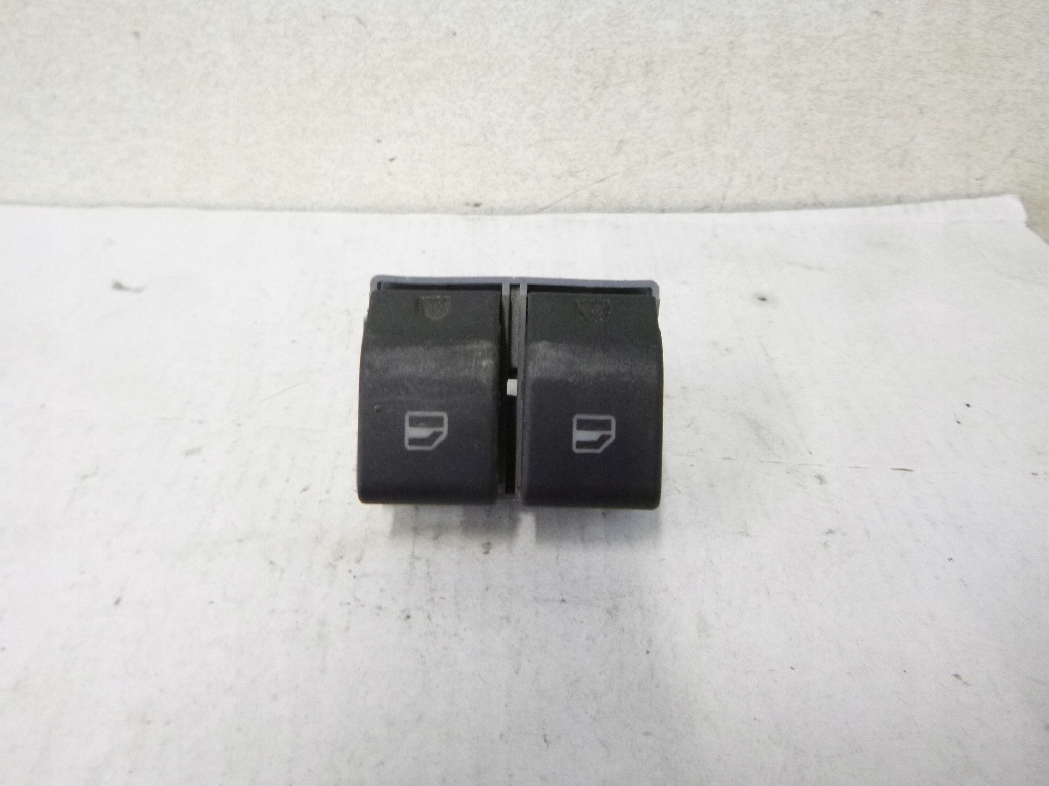 switch button of the window left Seat Ibiza III 07r.