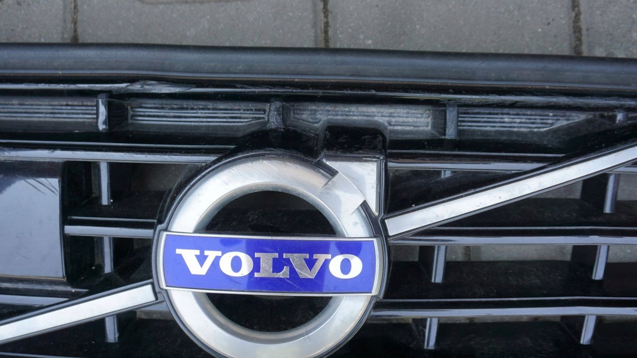 VOLVO XC60 LIFT R design - grill grille below RADAR