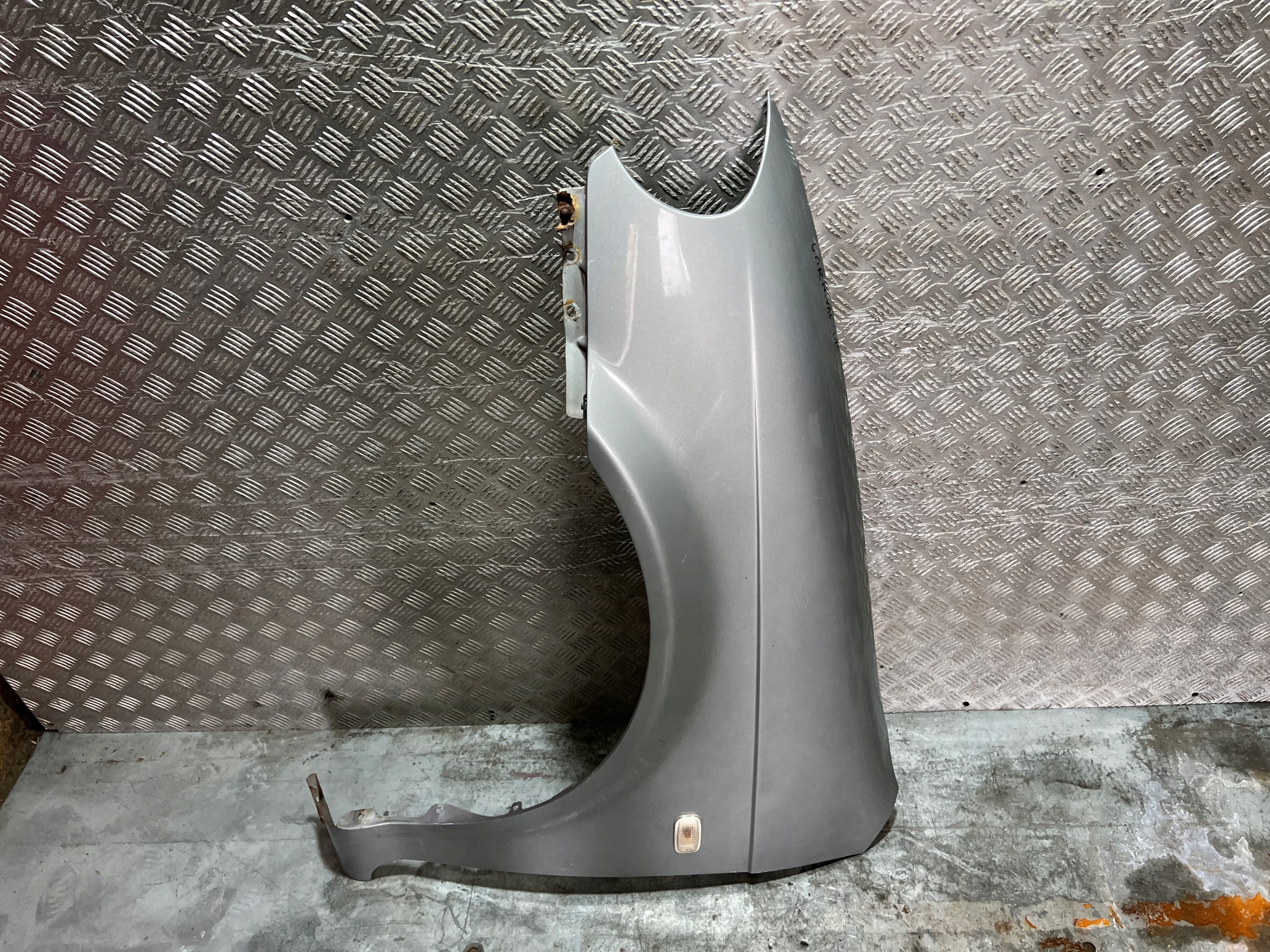 KIA CARNIVAL 98-07 КРЫЛО ПЕРЕД ПЕРЕДНИЙ ЛЕВЫЙ ОРИГИНАЛ