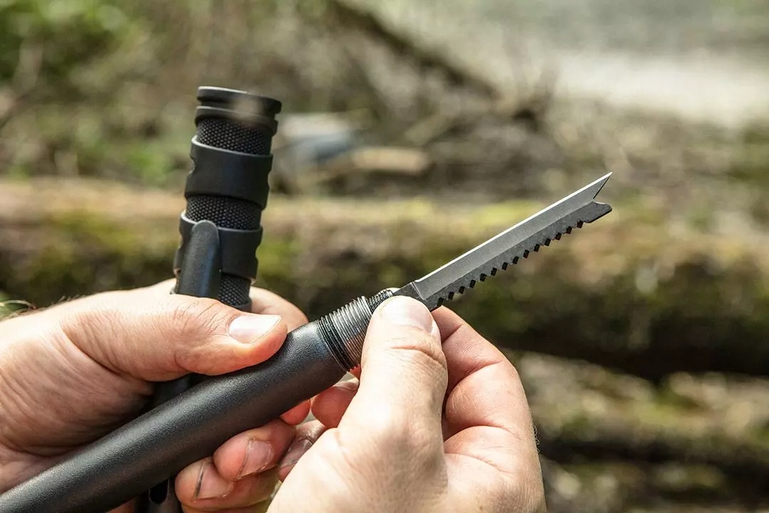 WIELOFUNKCYJNA SAPERKA SURVIVALOWA 8W1 NEO Długość całkowita 63 cm