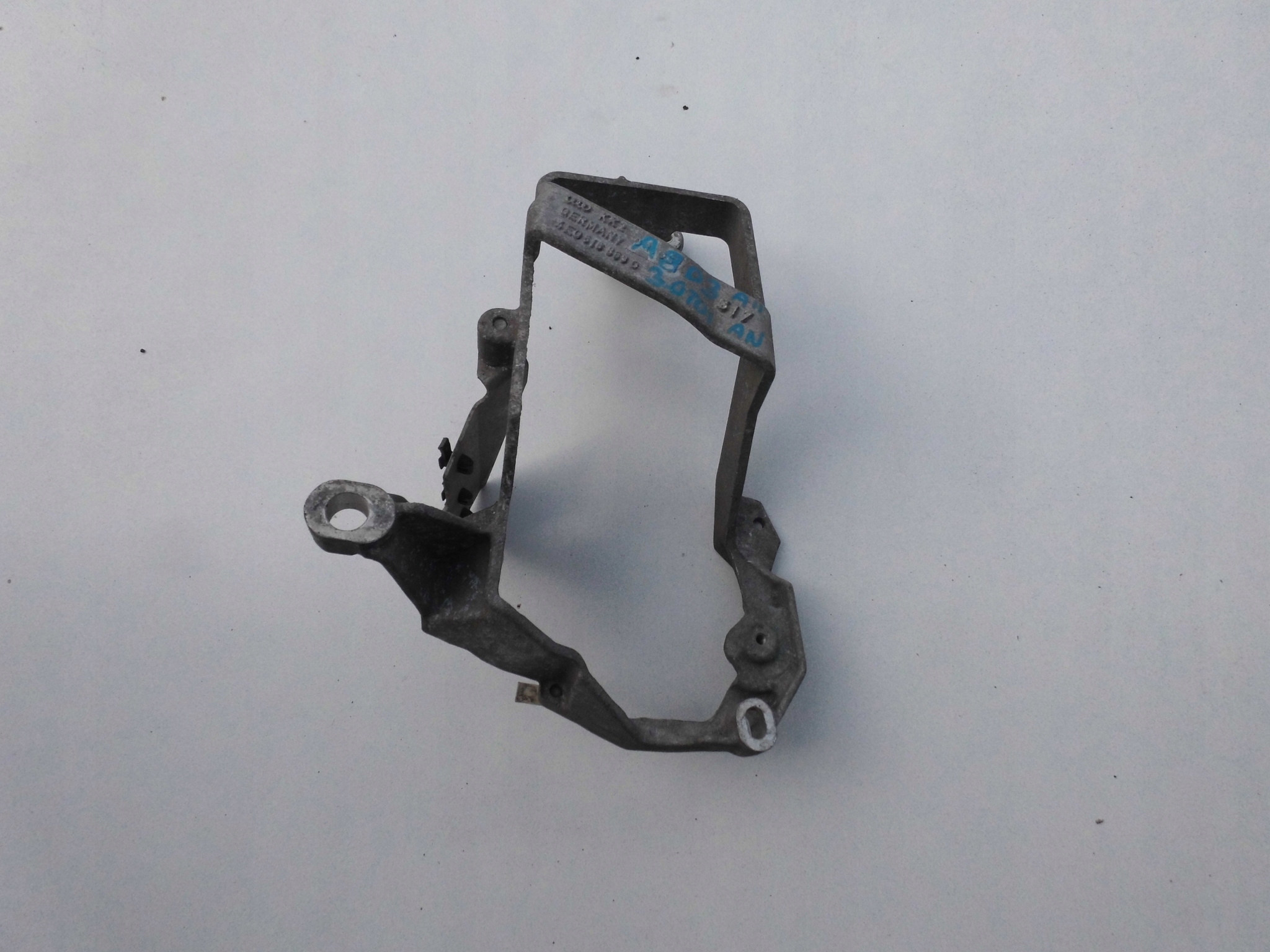 Лапа кронштейн компрессора 4E0616869D A8 D3 3.0 TDI