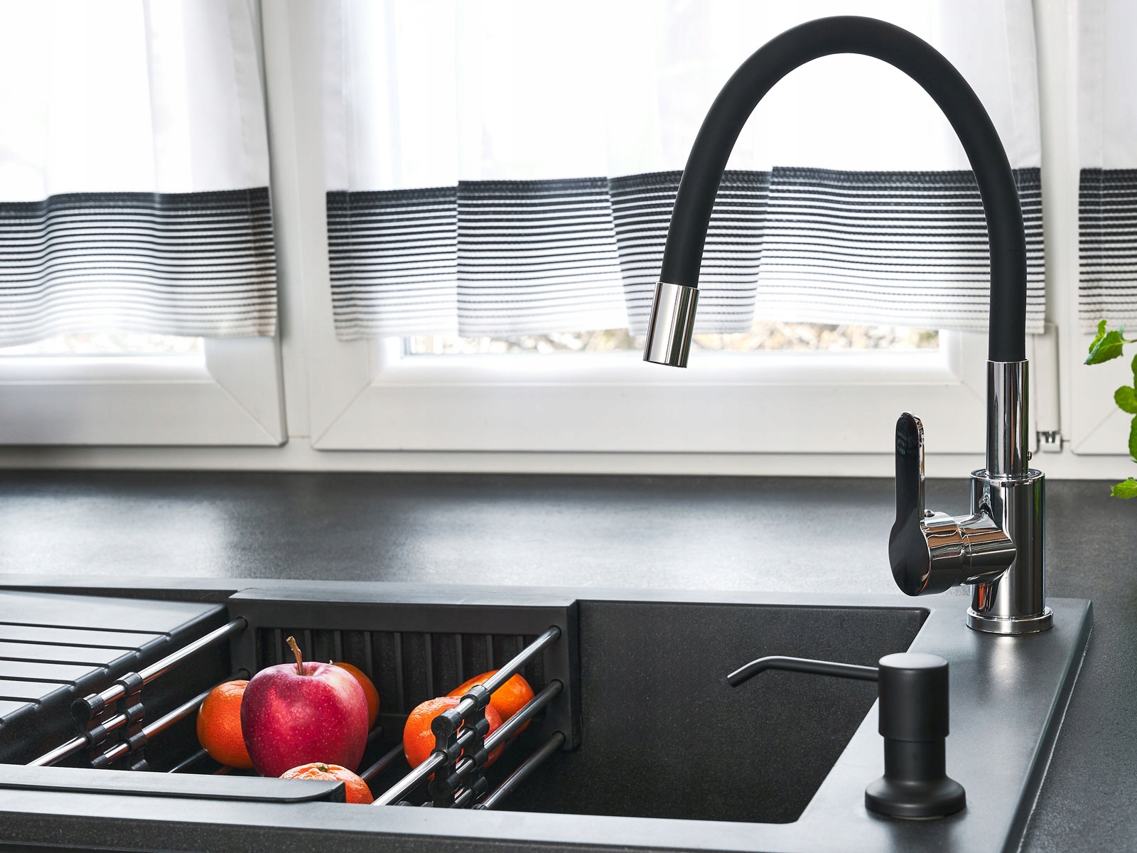 Bateria Kuchenna FLEX Stojąca Czarna Elastyczna Gięta Wylewka Kran Kuchenny Waga produktu z opakowaniem jednostkowym 2 kg