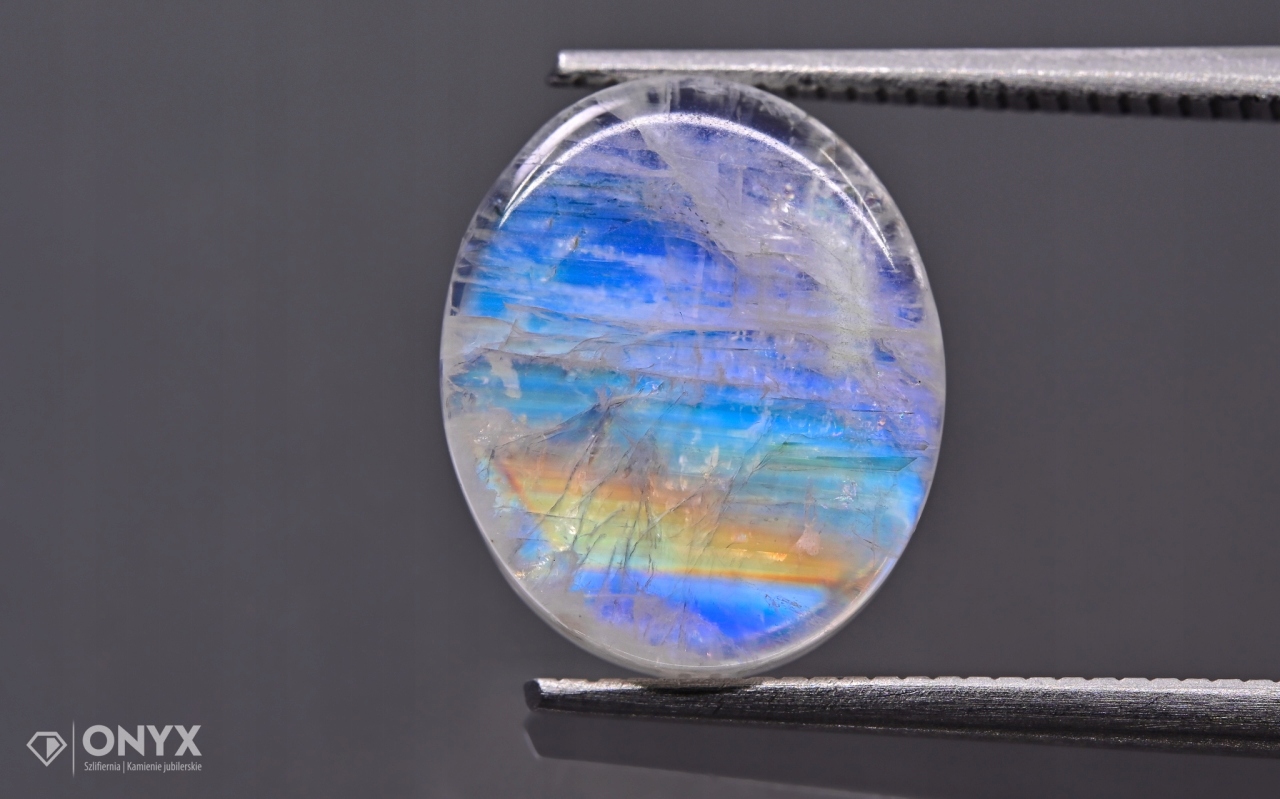 Měsíční kámen mělký ovál 11,5x10 mm