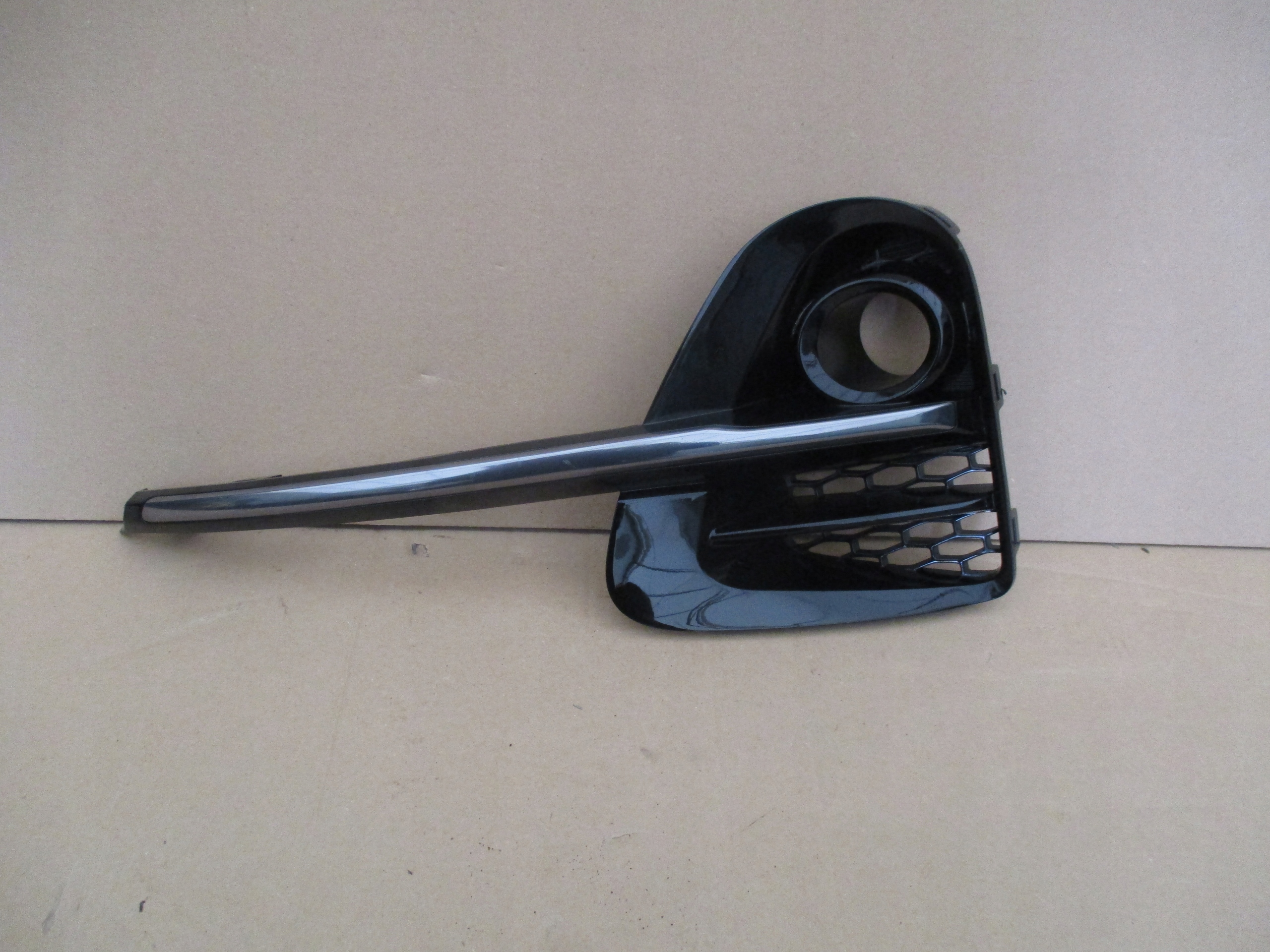 grid of a bumper right front front Kia X-CEED 86564J7CB0