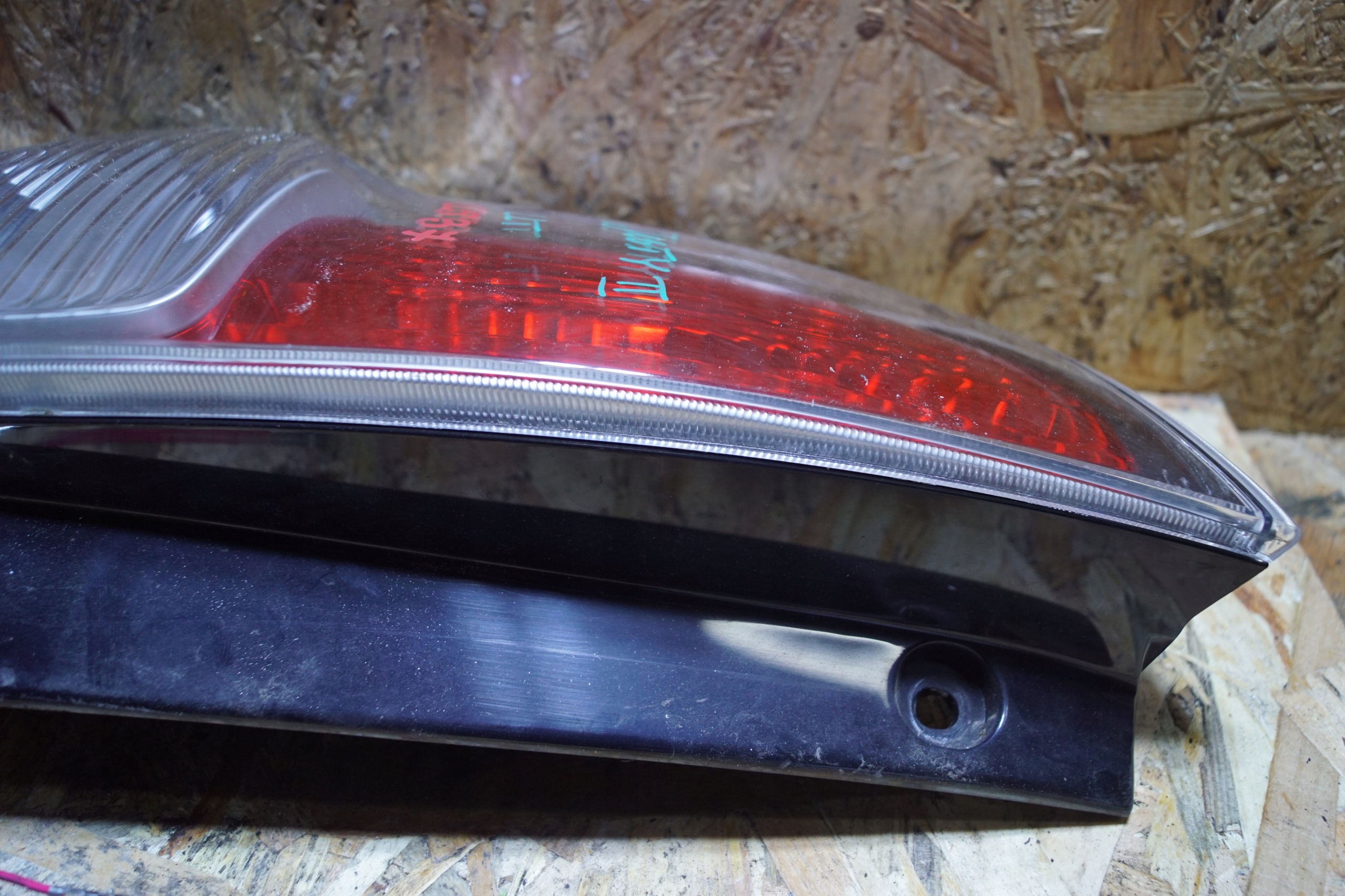 subaru JUSTY 07- фонарь левый