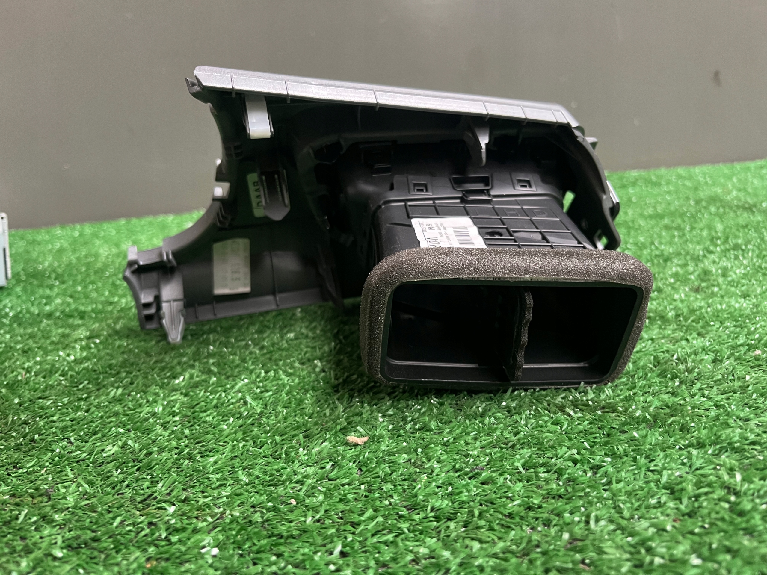 grid air conditioning devices left KIA STONIC 2018 97480-H8100