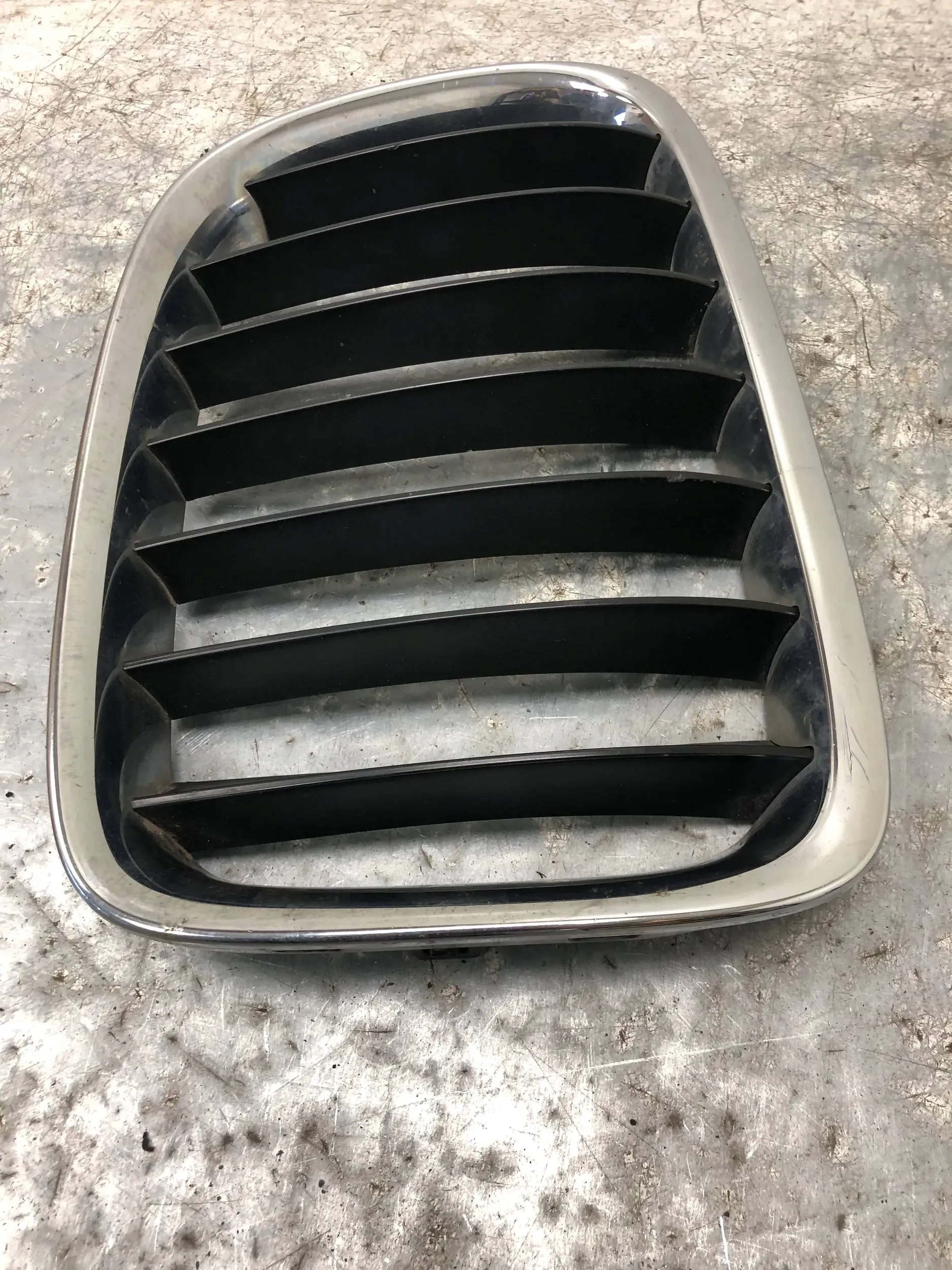 maska bubreg desna BMW X1 E84 2993308