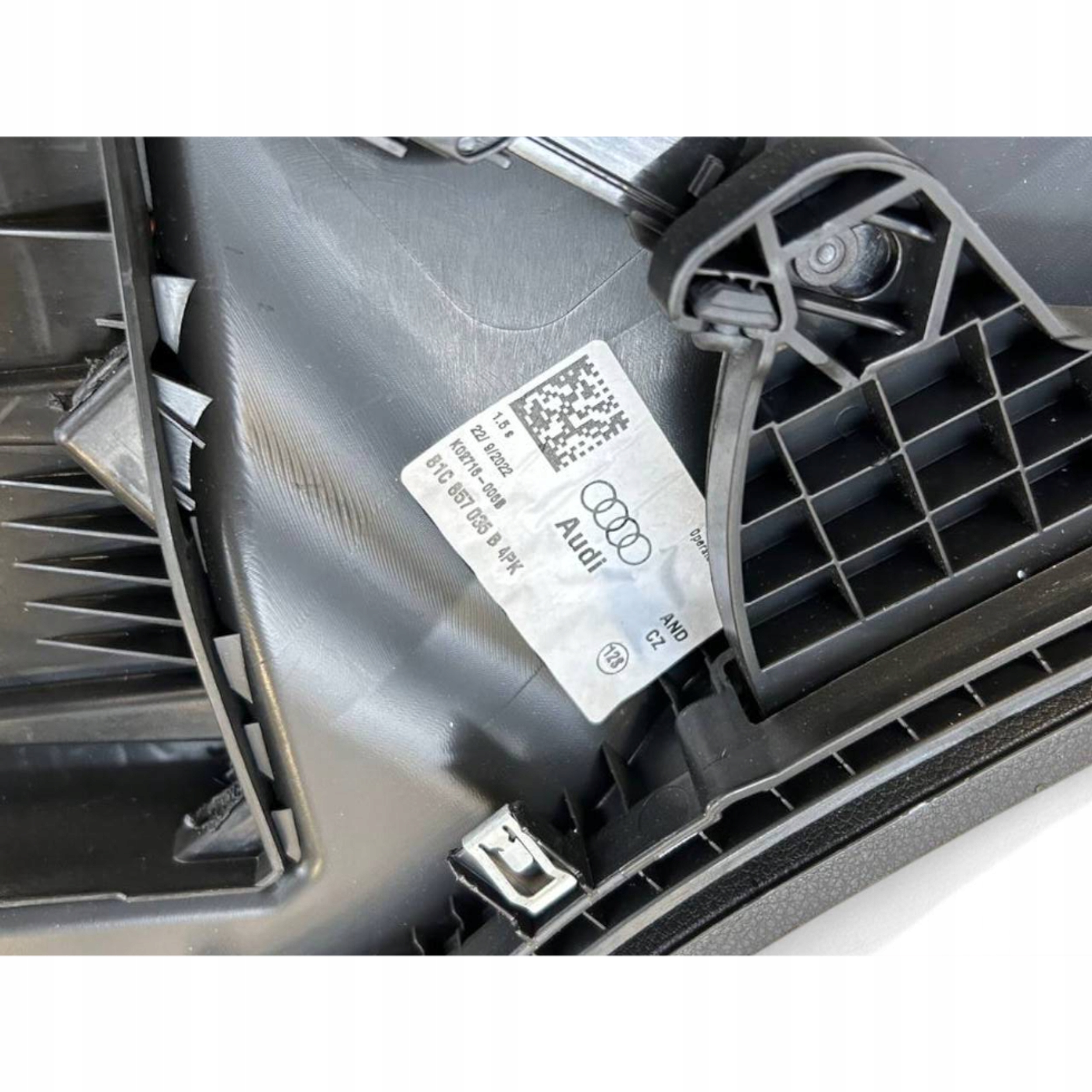 Audi Q2 - 2022 бардачок / комплект