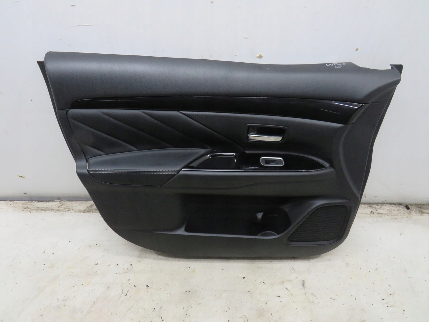 BOCZEK TAPICERKA DRZWI LEWY PRZÓD OUTLANDER III