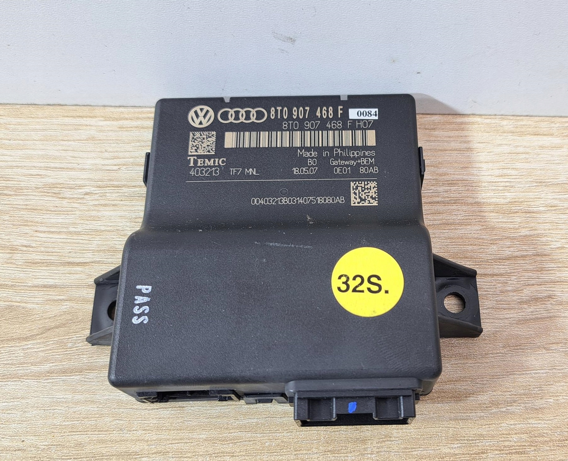 Audi A5 A4 B8 модуль (блок) управления межсетевым интерфейсом 8T0907468F
