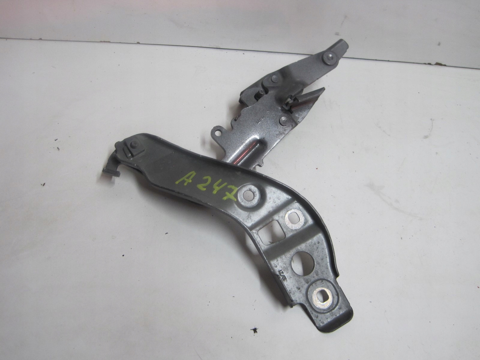 hinge bonnets right MERCEDES 247 2478806901 2478807001 right