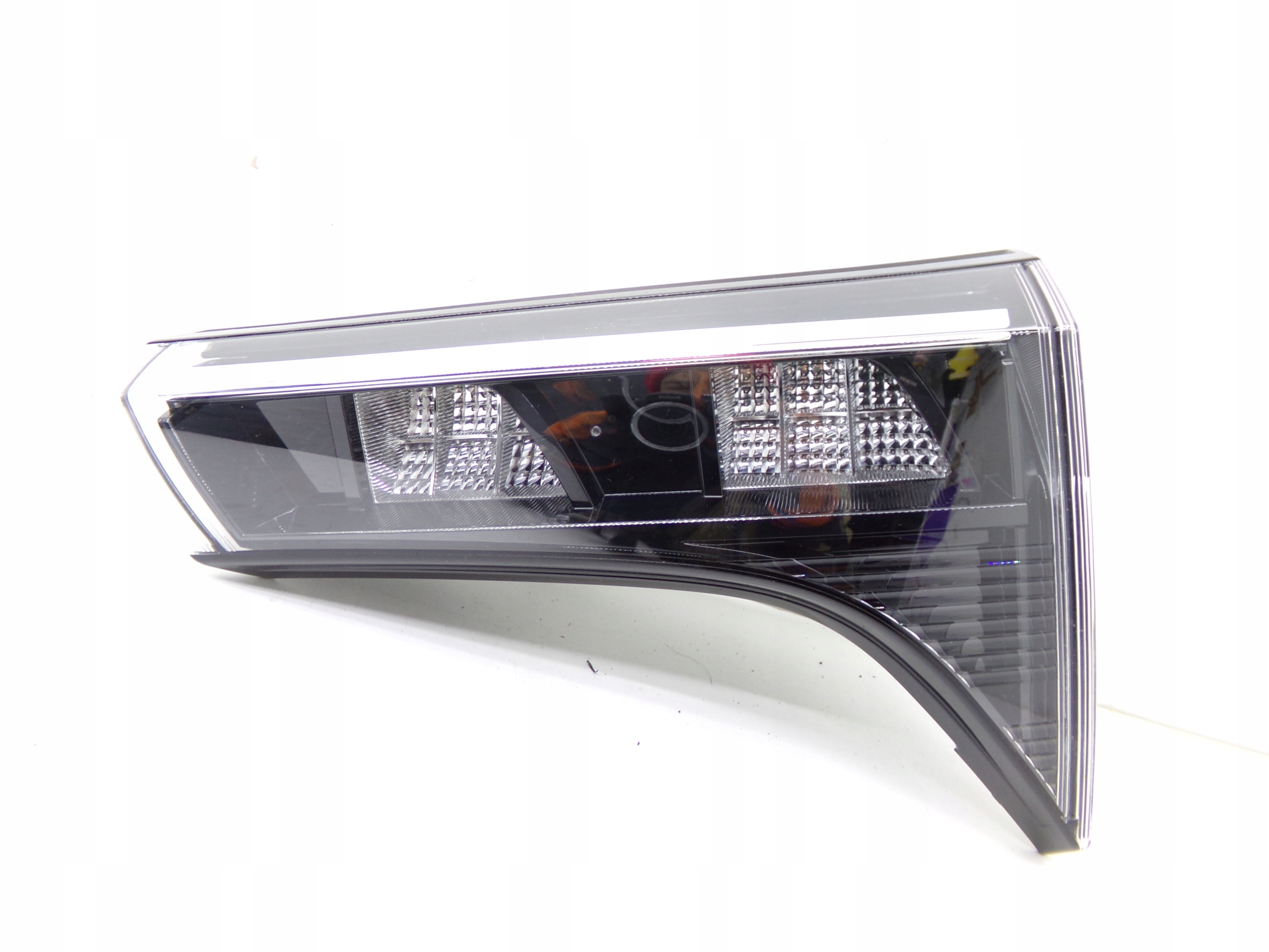 LAMPA PRAWA PRAWY TYŁ W KLAPĘ SUZUKI SX4 S-CROSS HYBRID OD 21R-