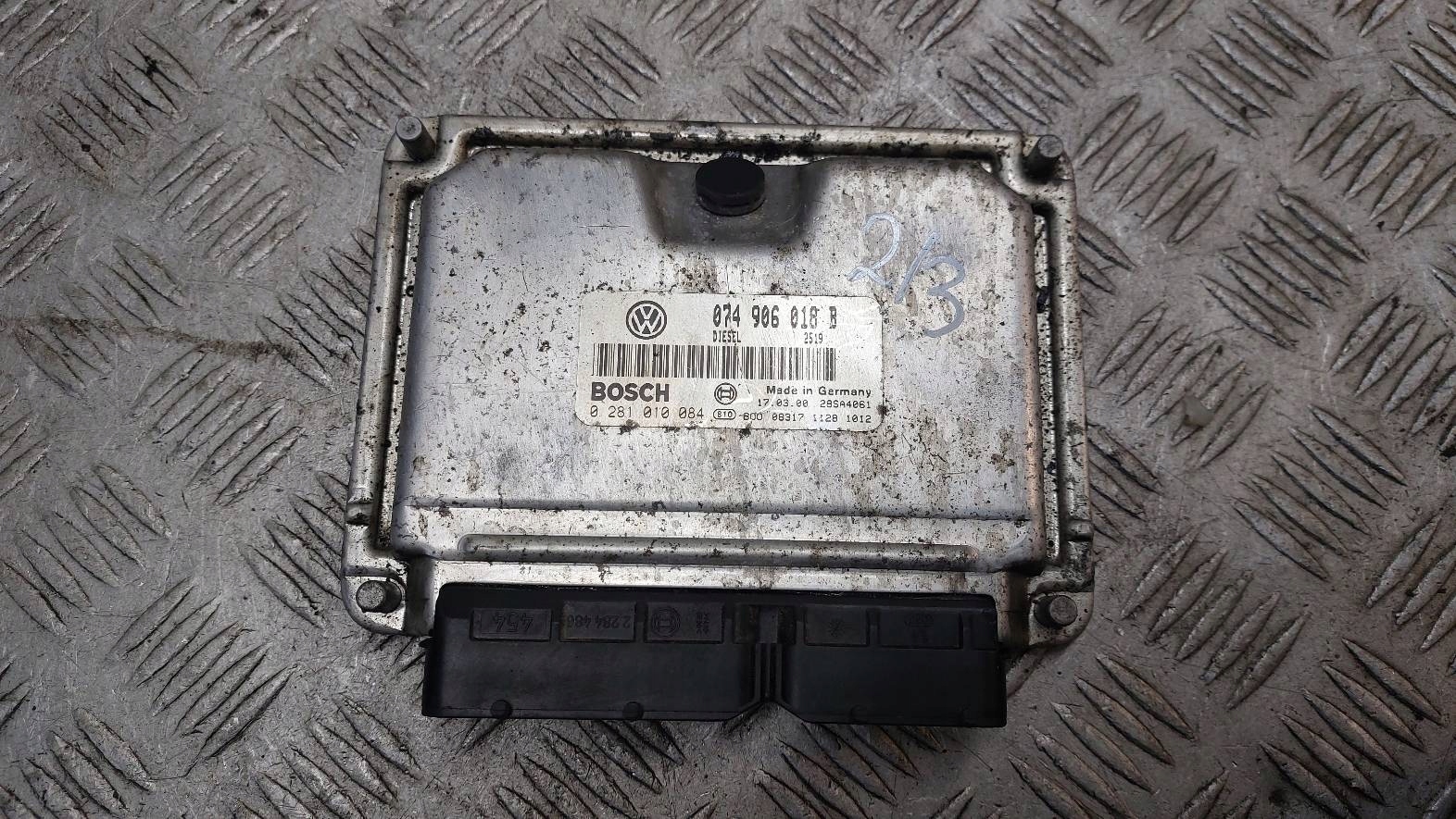 computer control unit of the engine VW TRANSPORTER T4 2.5 TDI 074906018B