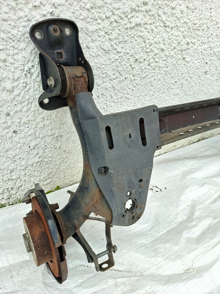 A3 8V T-ROC GOLF SPORTSVAN OCTAVIA LEON 5Q0501049 BELKA OŚ ZAWIESZENIA TYŁ Producent części Audi OE