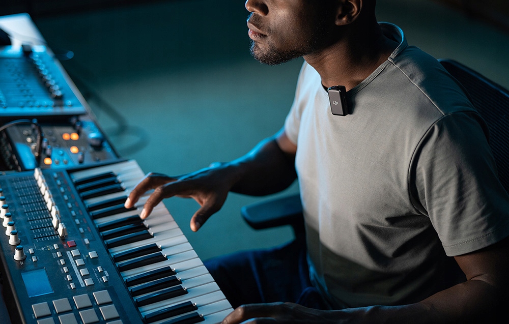 BEZPRZEWODOWY SYSTEM TRANSMISJI MIKROFON DJI AUDIO ADAPTER ETUI ŁADUJĄCE Cechy dodatkowe 2x mikrofon