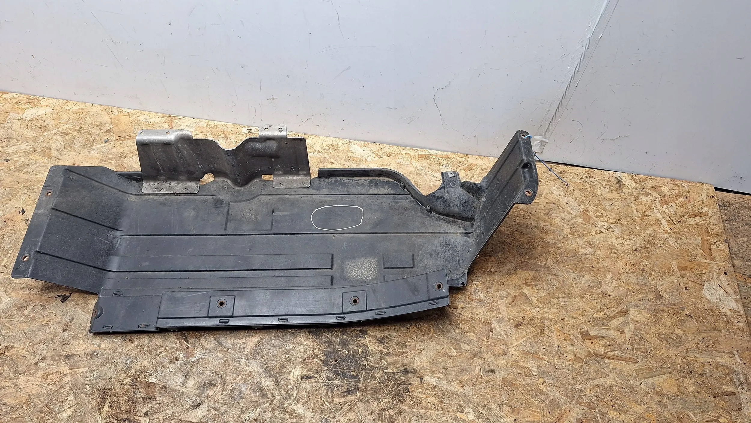 cover tanks chassis left 8408767 BMW X5 E53