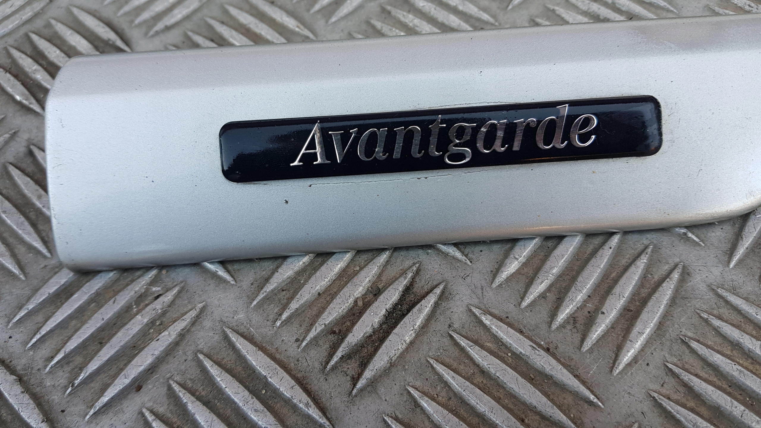 MERCEDES W208 AVANTGARDE Leiste Schutzleiste des Kotflügels links oder rechts