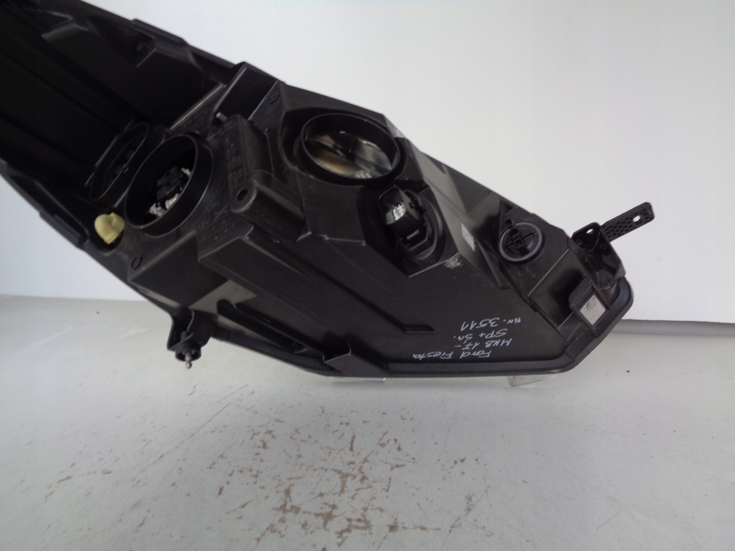 light left REFLEKTOR FORD FIESTA MK8 17